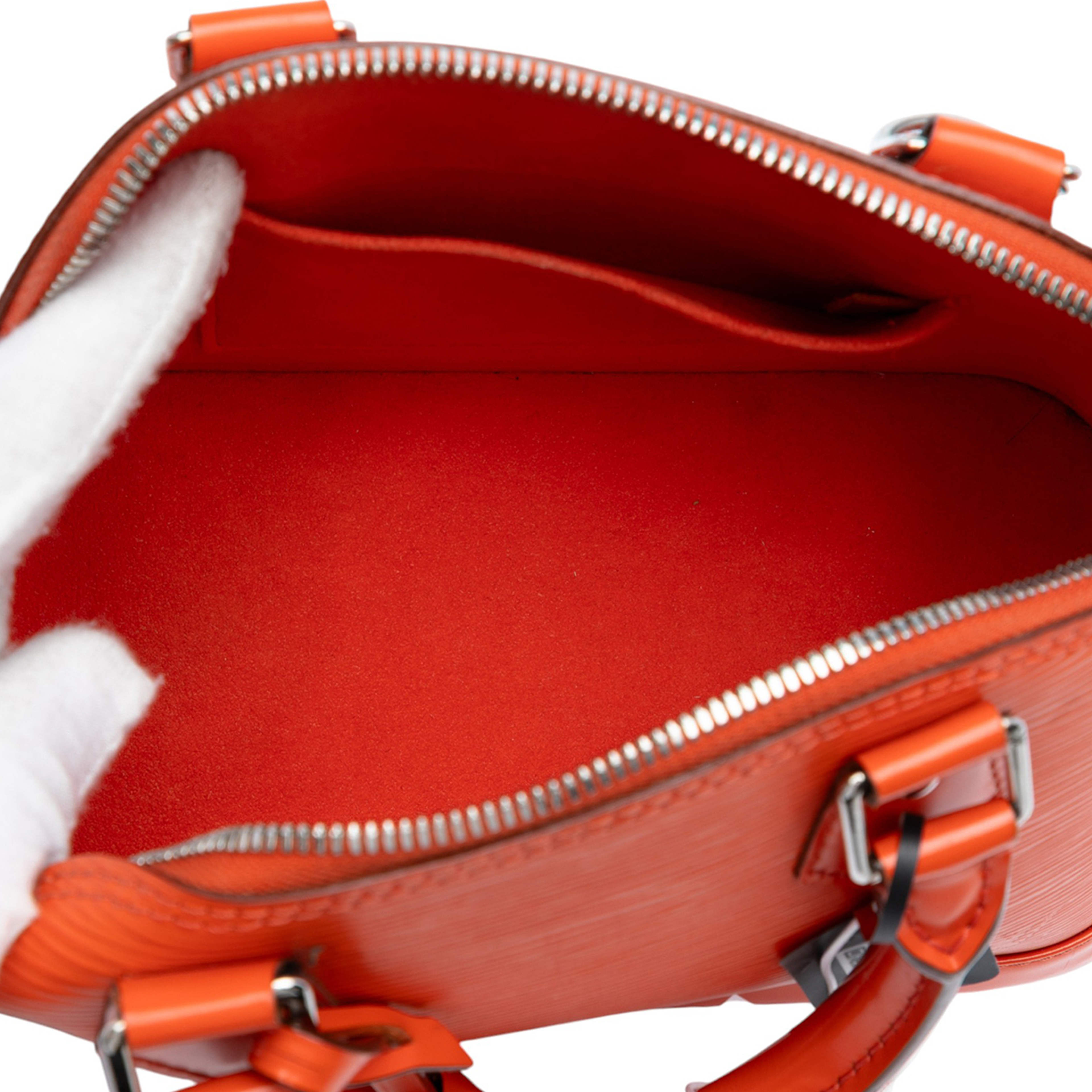 Louis Vuitton Epi Alma Bb, från Luxclusif, i färgen orange. Klicka för att öppna bilden i stort format