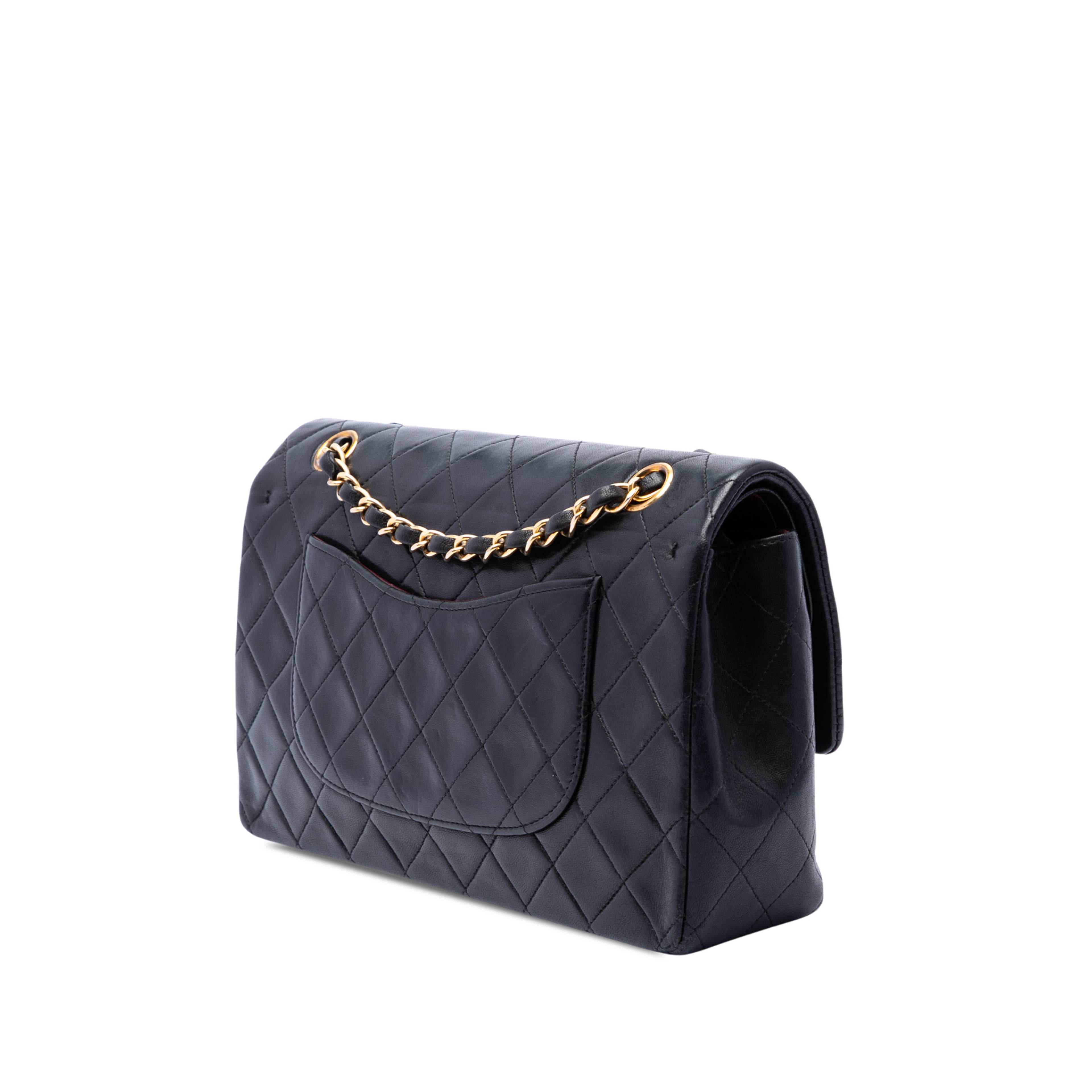 Chanel Medium Classic Lambskin Double Flap, från Luxclusif, i färgen svart. Klicka för att öppna bilden i stort format