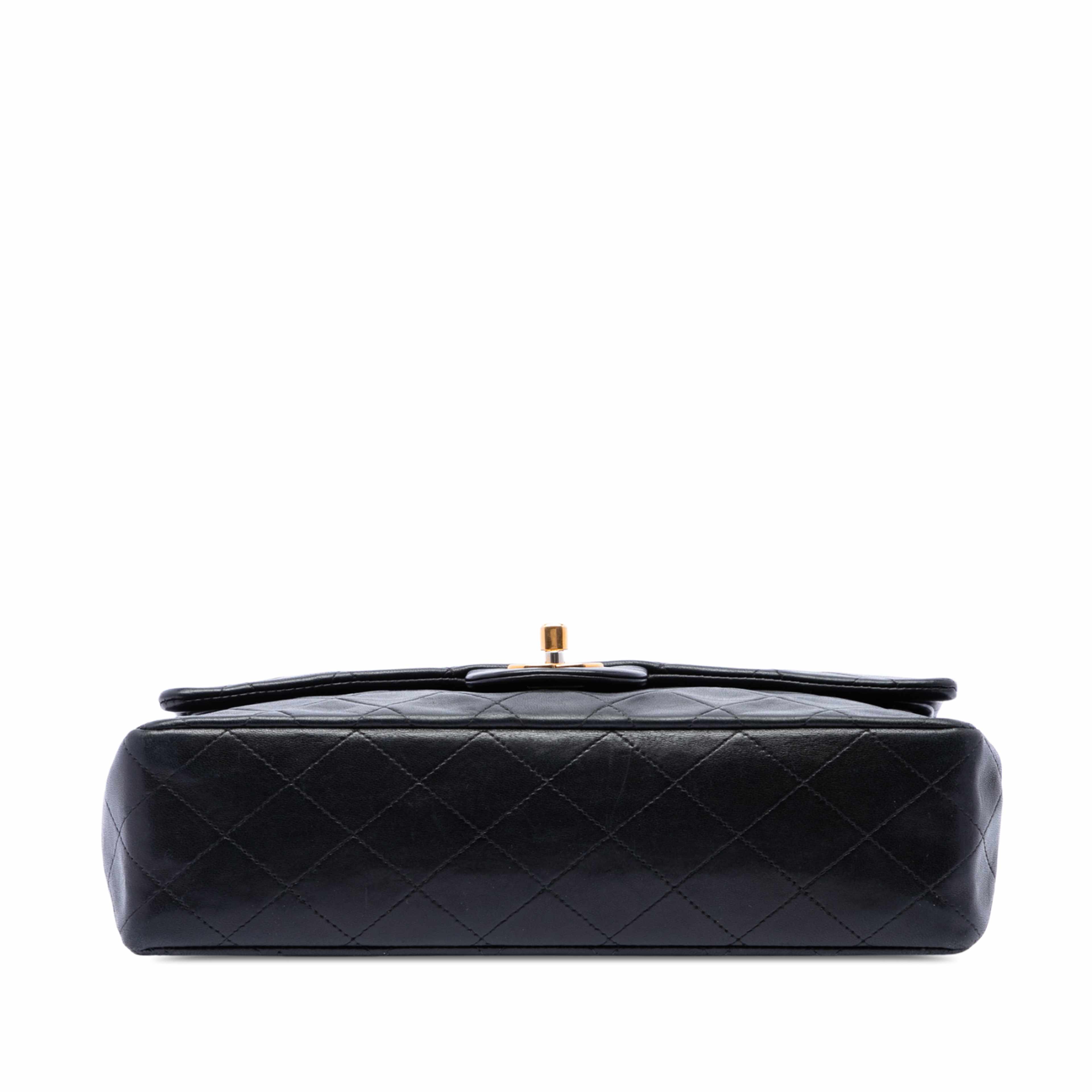 Chanel Medium Classic Lambskin Double Flap, från Luxclusif, i färgen svart. Klicka för att öppna bilden i stort format