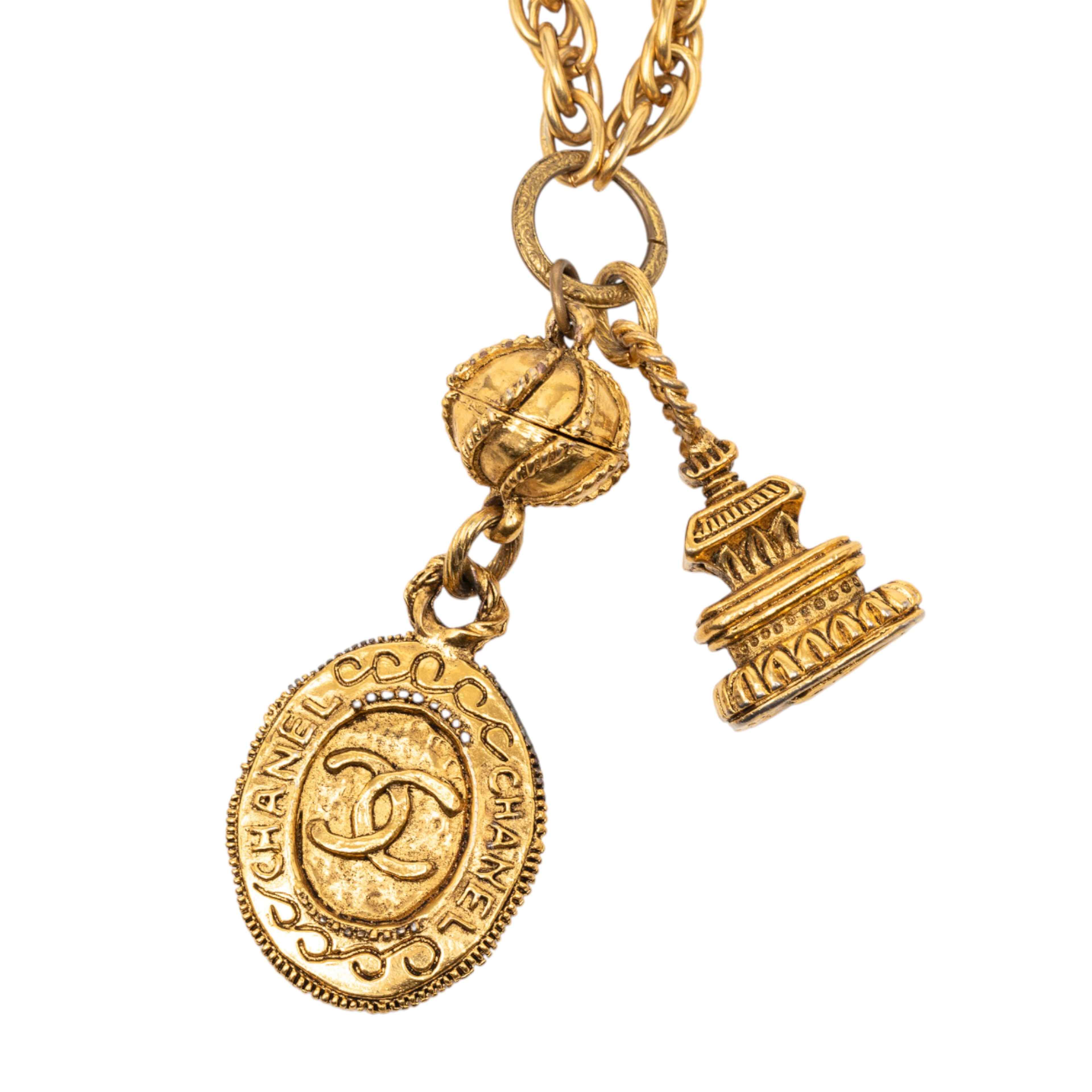 Chanel Cc Gold Plated Medallion And Pagoda Pendant Necklace, från Luxclusif, i färgen gold. Klicka för att öppna bilden i stort format