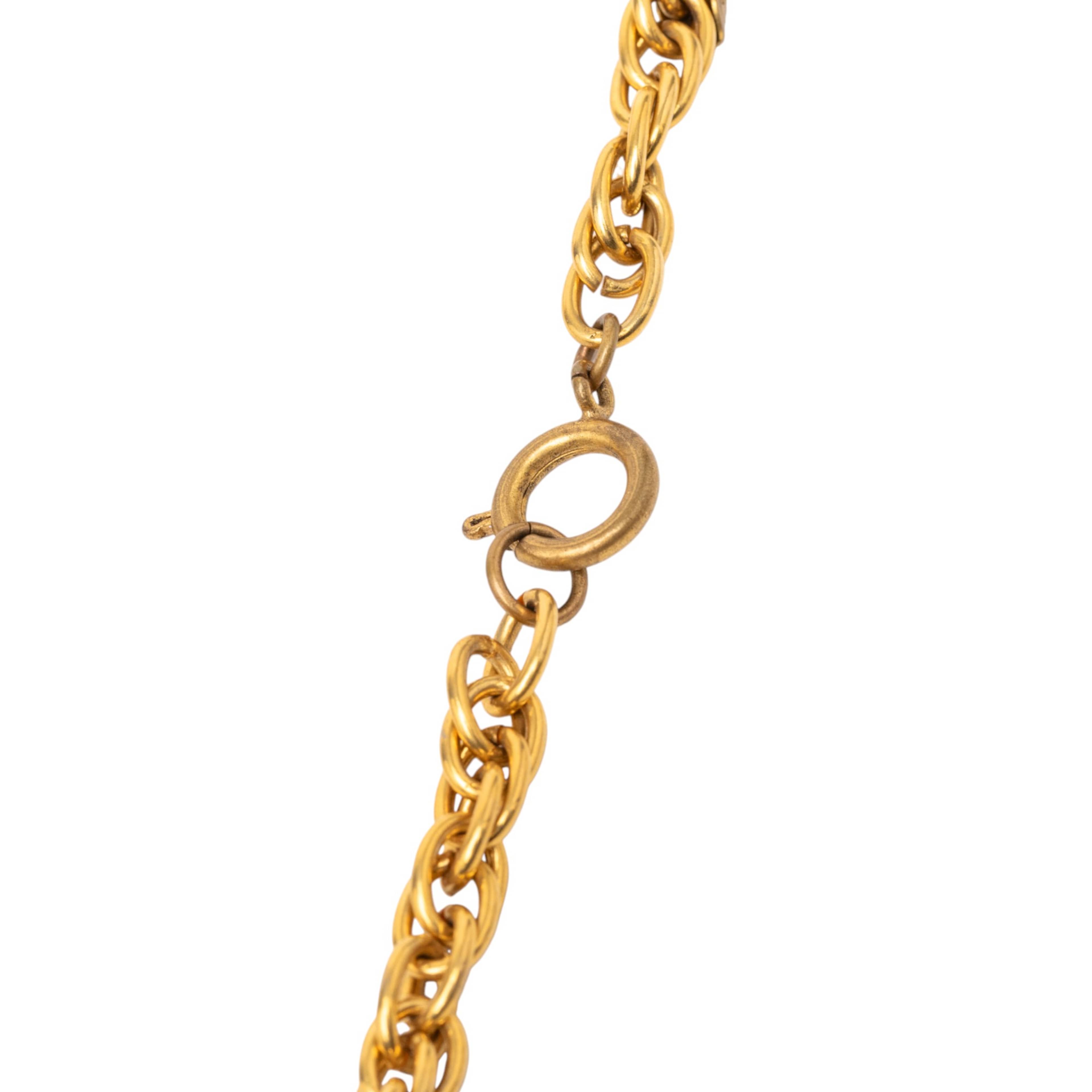 Chanel Cc Gold Plated Medallion And Pagoda Pendant Necklace, från Luxclusif, i färgen gold. Klicka för att öppna bilden i stort format