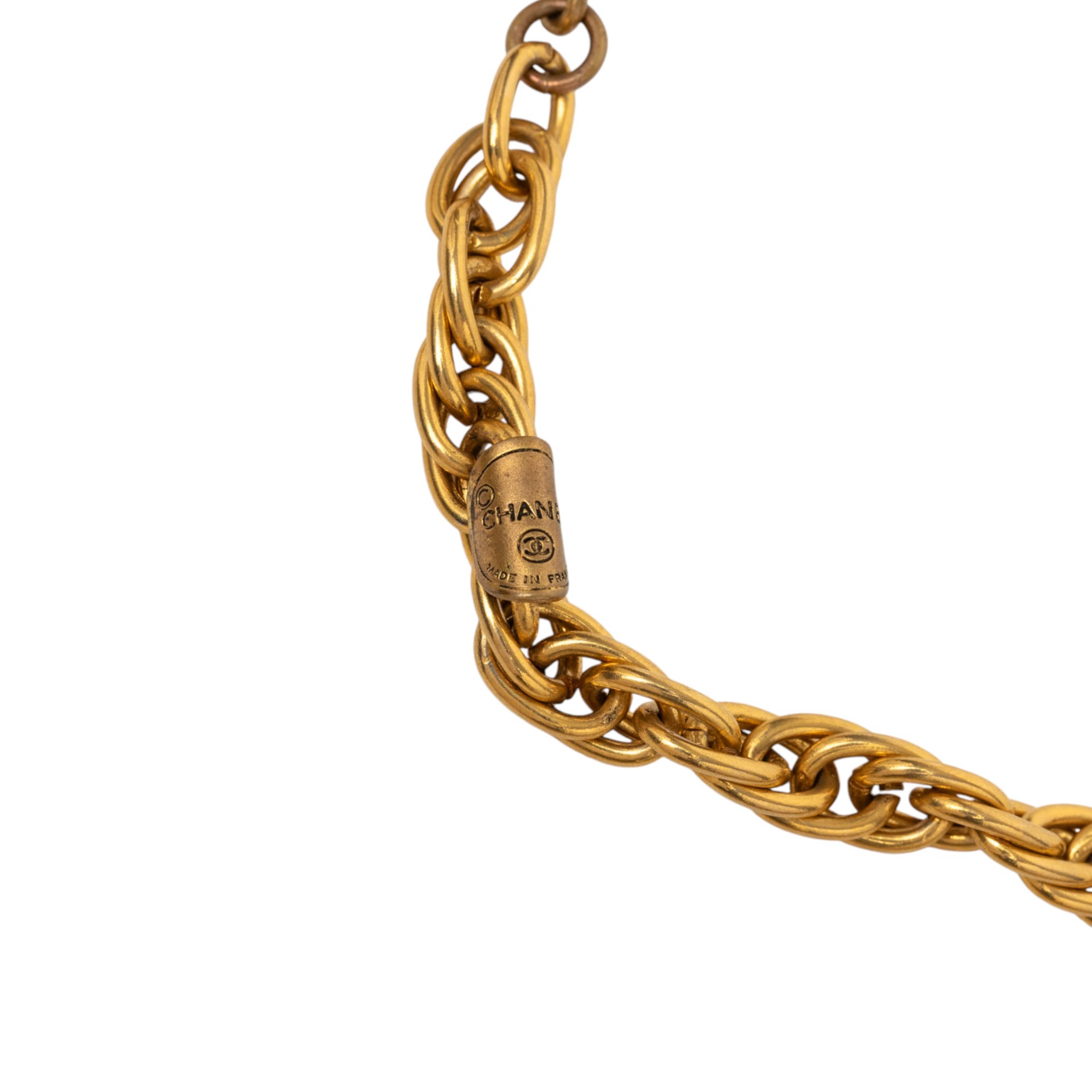 Chanel Cc Gold Plated Medallion And Pagoda Pendant Necklace, från Luxclusif, i färgen gold. Klicka för att öppna bilden i stort format