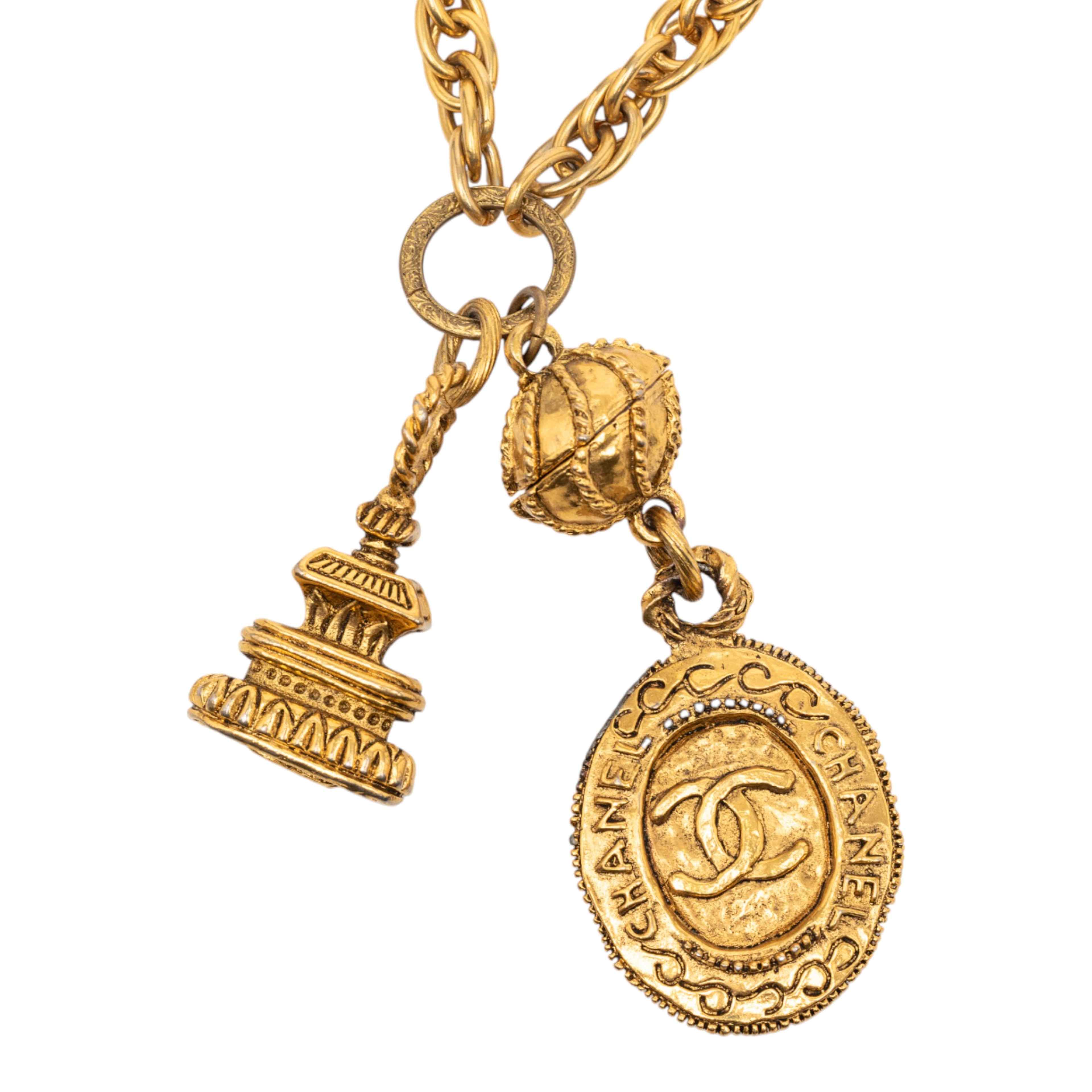 Chanel Cc Gold Plated Medallion And Pagoda Pendant Necklace, från Luxclusif, i färgen gold. Klicka för att öppna bilden i stort format