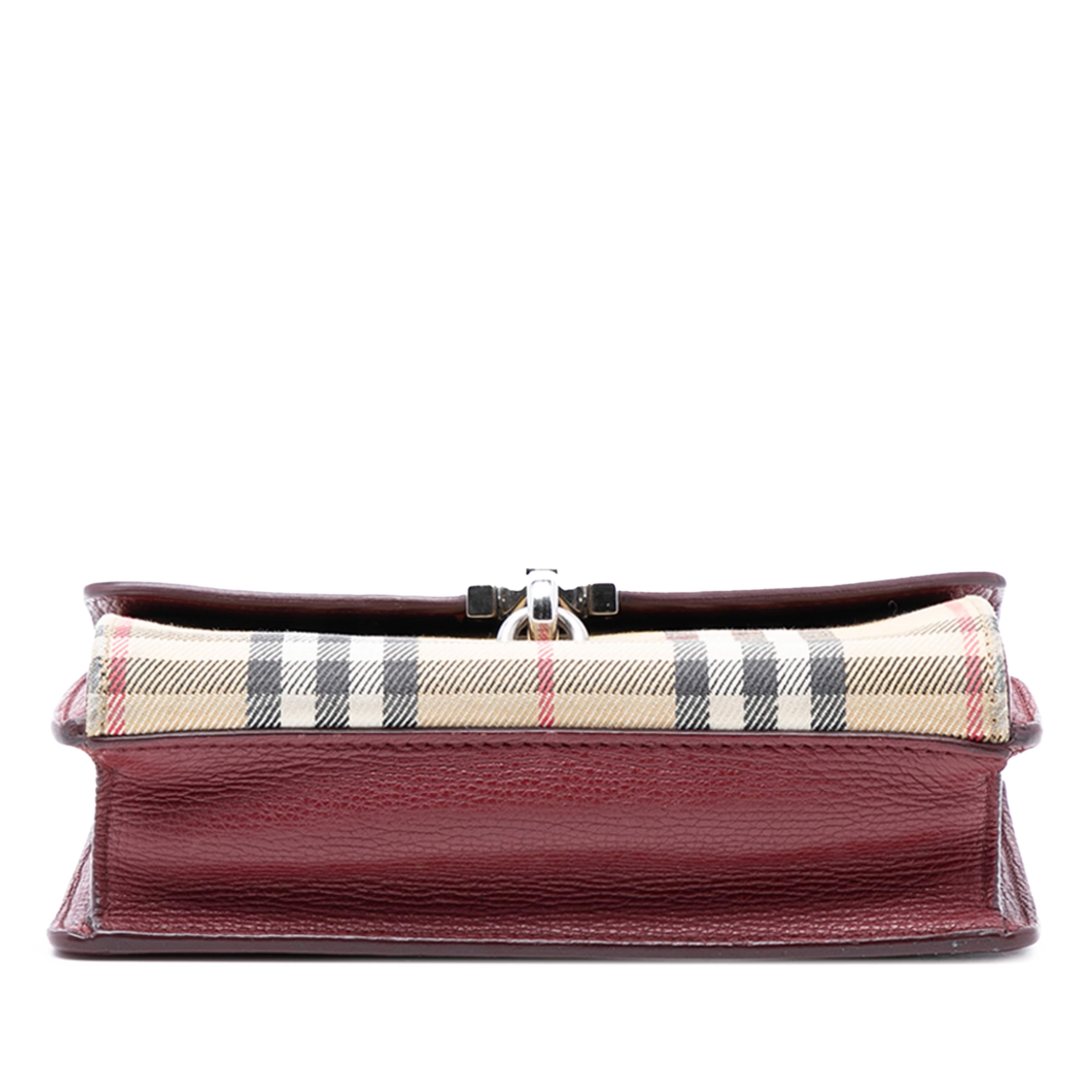 Burberry Small Leather And House Check Canvas Derby Macken Crossbody, från Luxclusif, i färgen dark red. Klicka för att öppna bilden i stort format