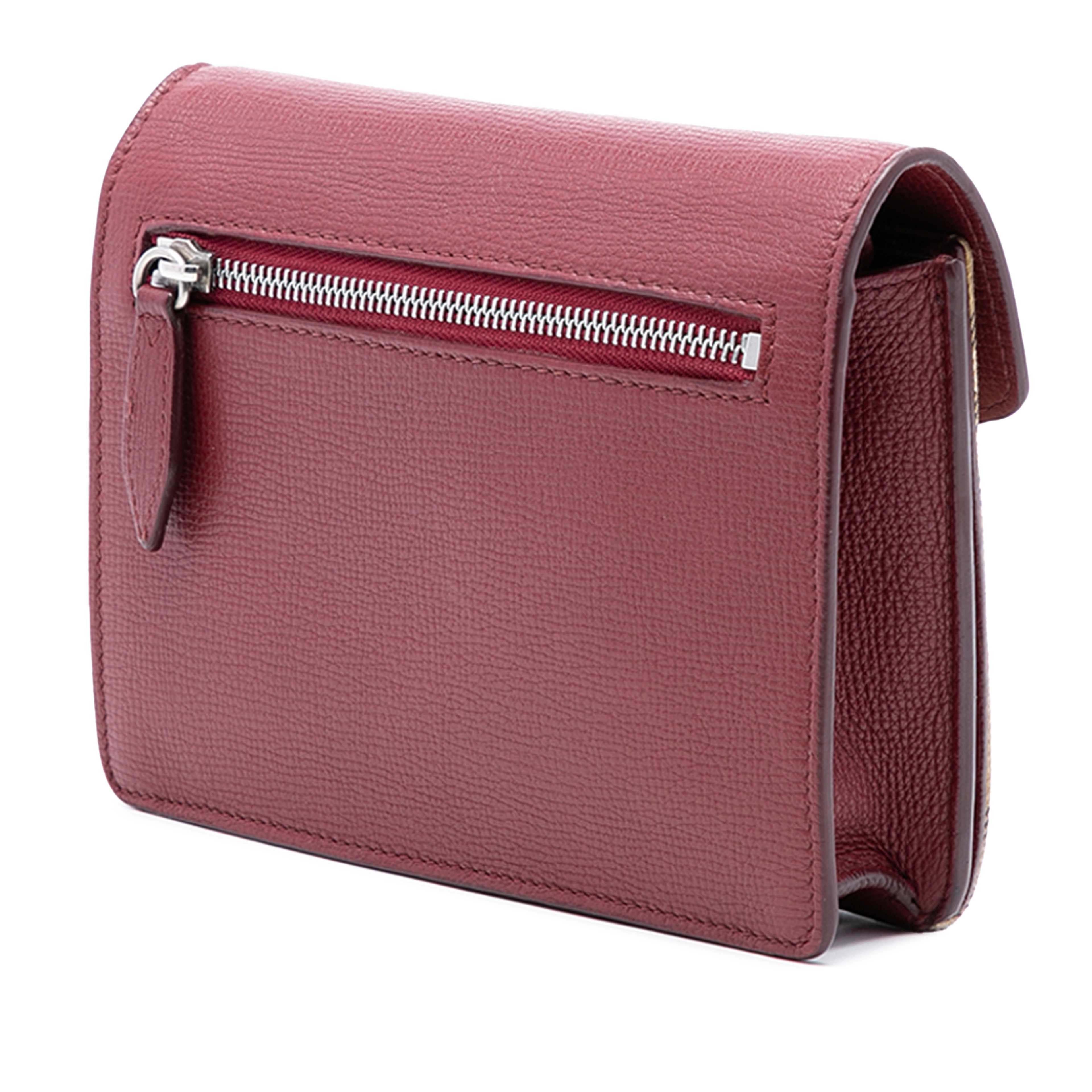 Burberry Small Leather And House Check Canvas Derby Macken Crossbody, från Luxclusif, i färgen dark red. Klicka för att öppna bilden i stort format