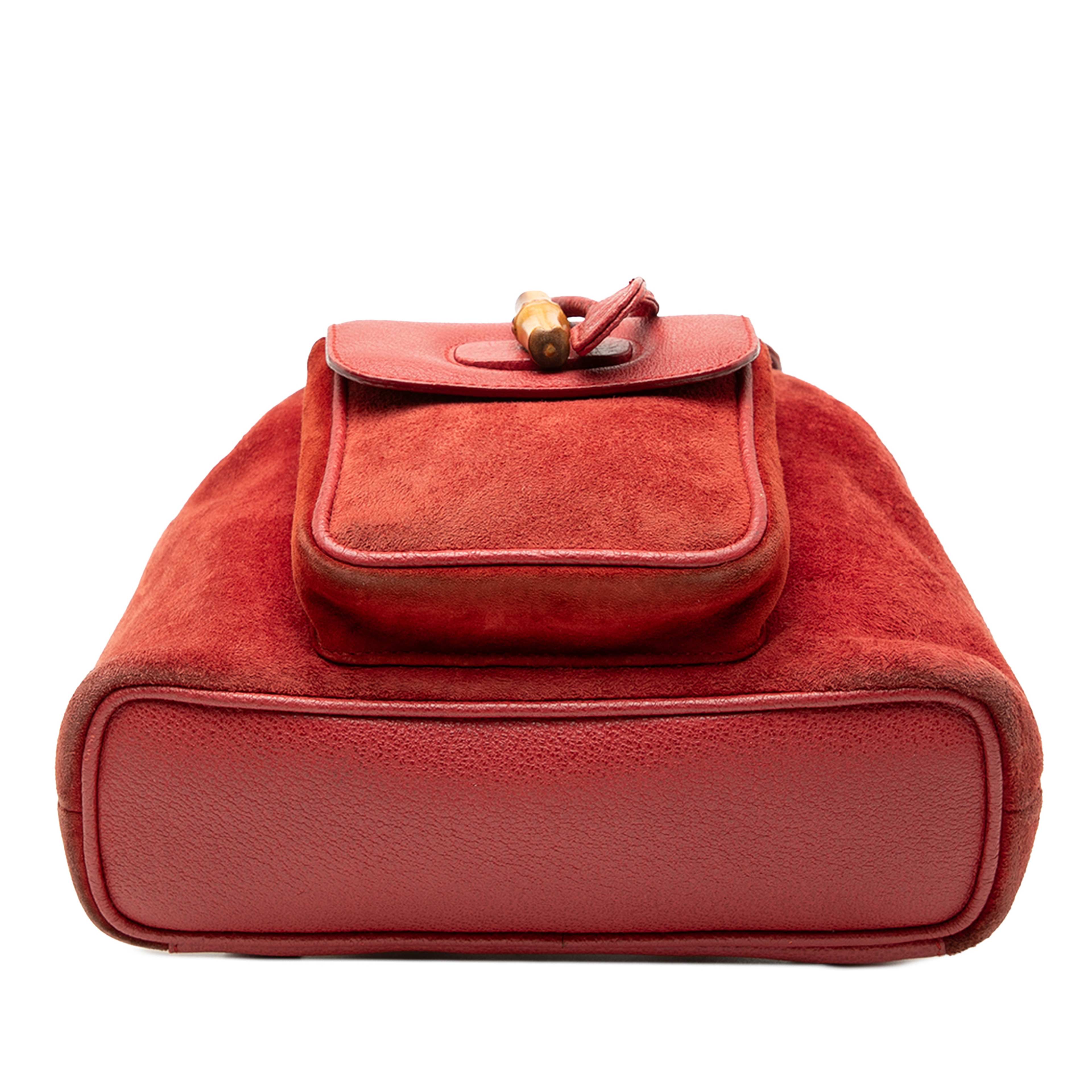 Gucci Suede Bamboo Backpack, från Luxclusif, i färgen red. Klicka för att öppna bilden i stort format