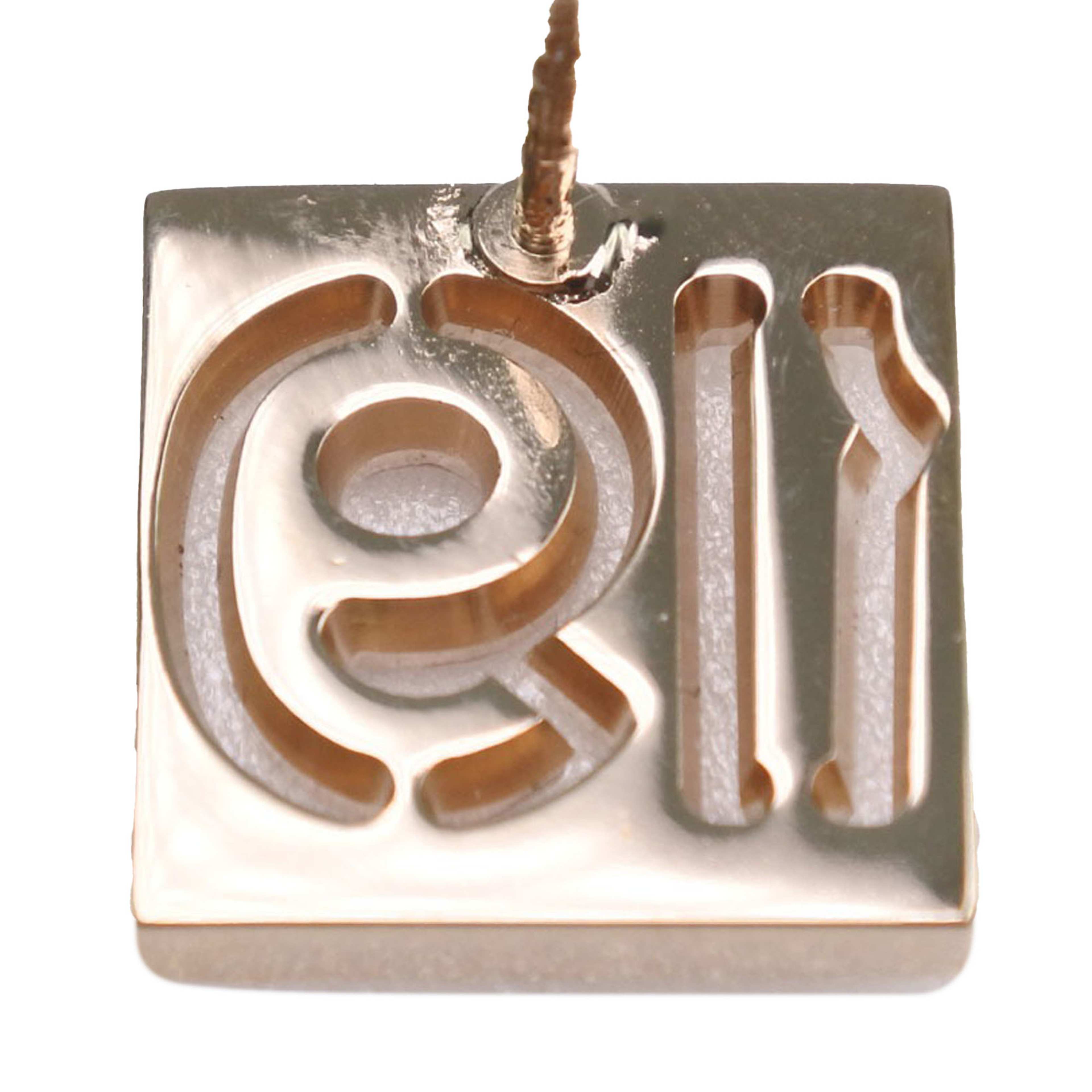 Chanel Gold Plated Rhinestone No 19 Pin Badge Brooch, från Luxclusif, i färgen gold. Klicka för att öppna bilden i stort format