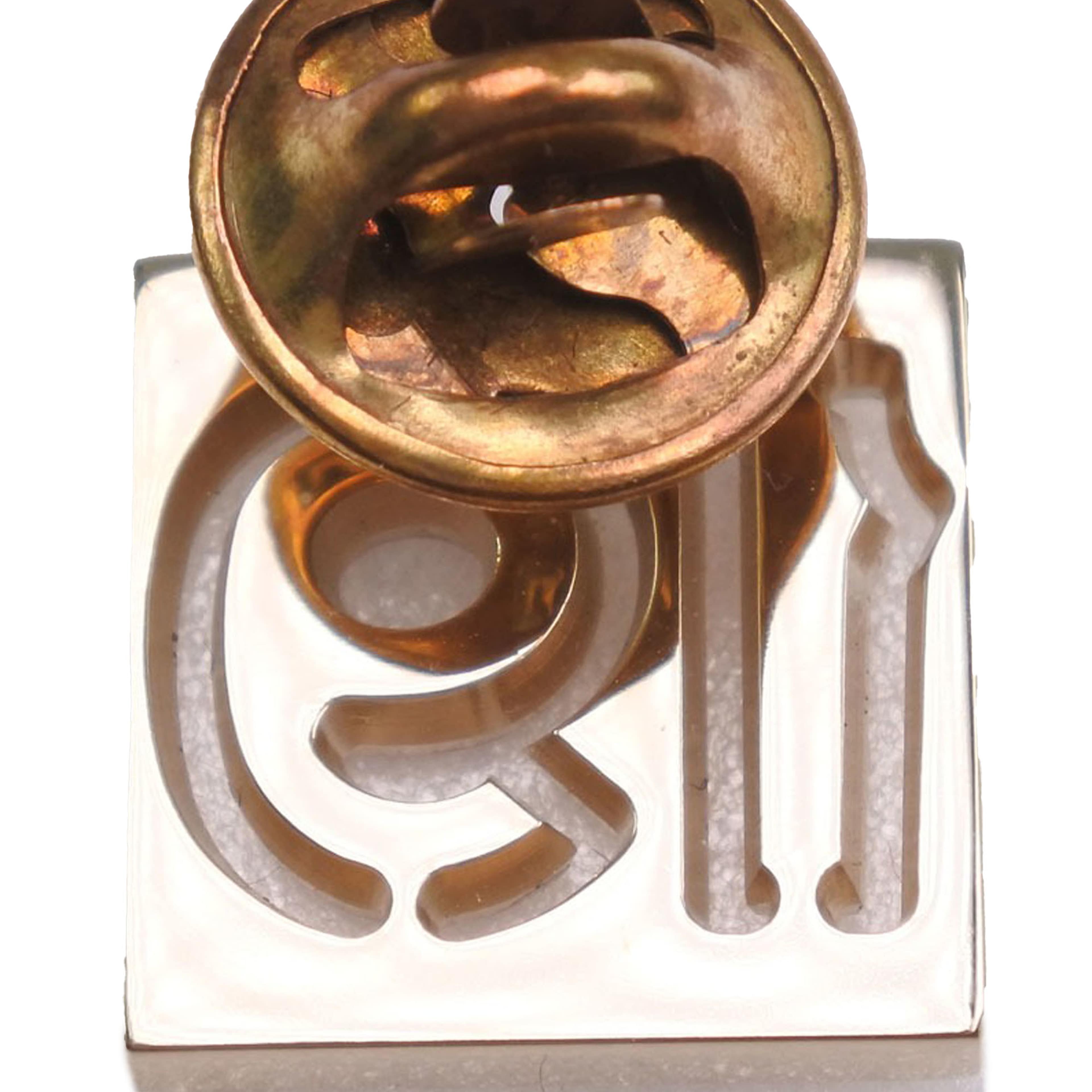 Chanel Gold Plated Rhinestone No 19 Pin Badge Brooch, från Luxclusif, i färgen gold. Klicka för att öppna bilden i stort format