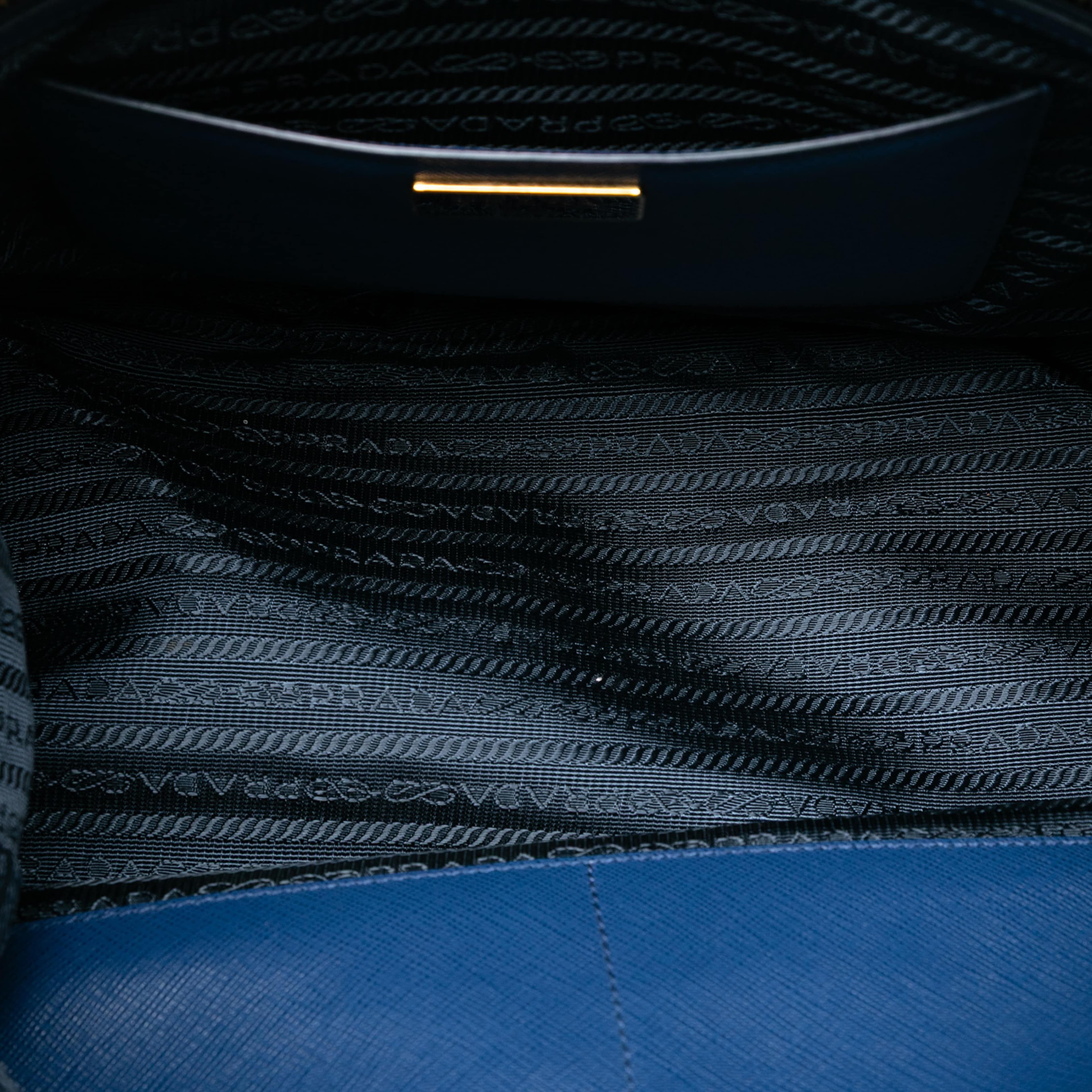 Prada Medium Saffiano Lux Galleria Double Zip Satchel, från Luxclusif, i färgen blue. Klicka för att öppna bilden i stort format