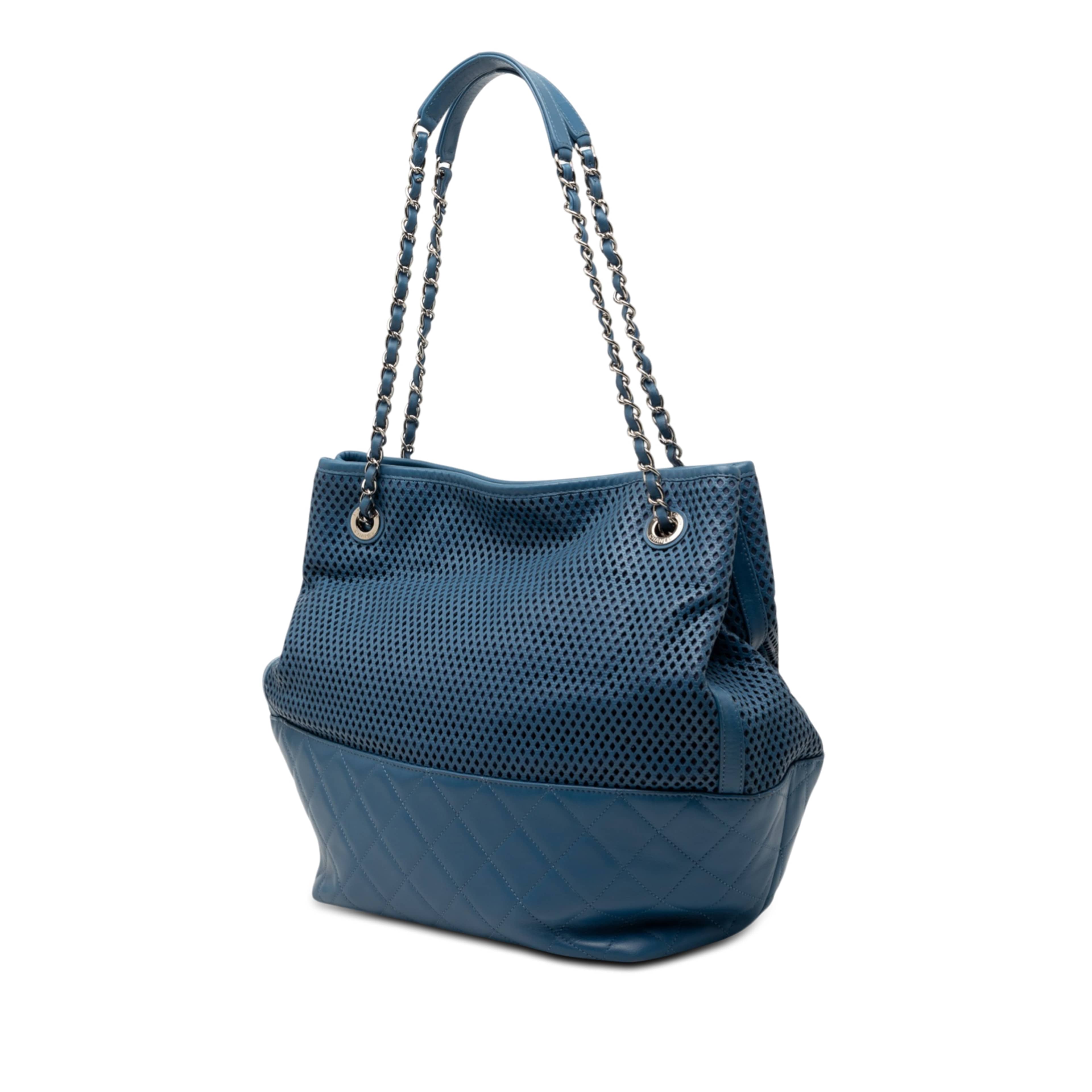Chanel Perforated Calfskin Up In The Air North South Tote, från Luxclusif, i färgen blå. Klicka för att öppna bilden i stort format