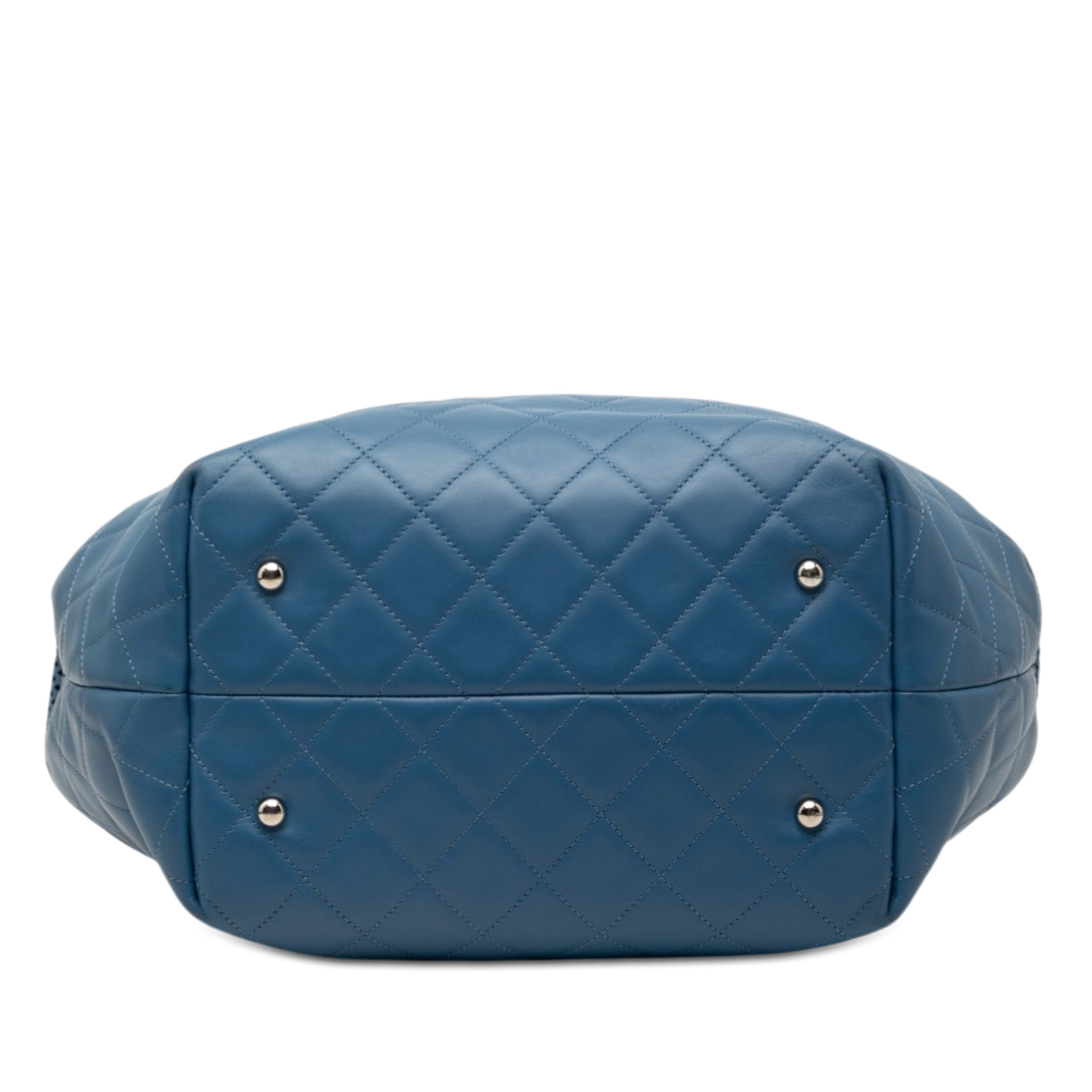 Chanel Perforated Calfskin Up In The Air North South Tote, från Luxclusif, i färgen blue. Klicka för att öppna bilden i stort format