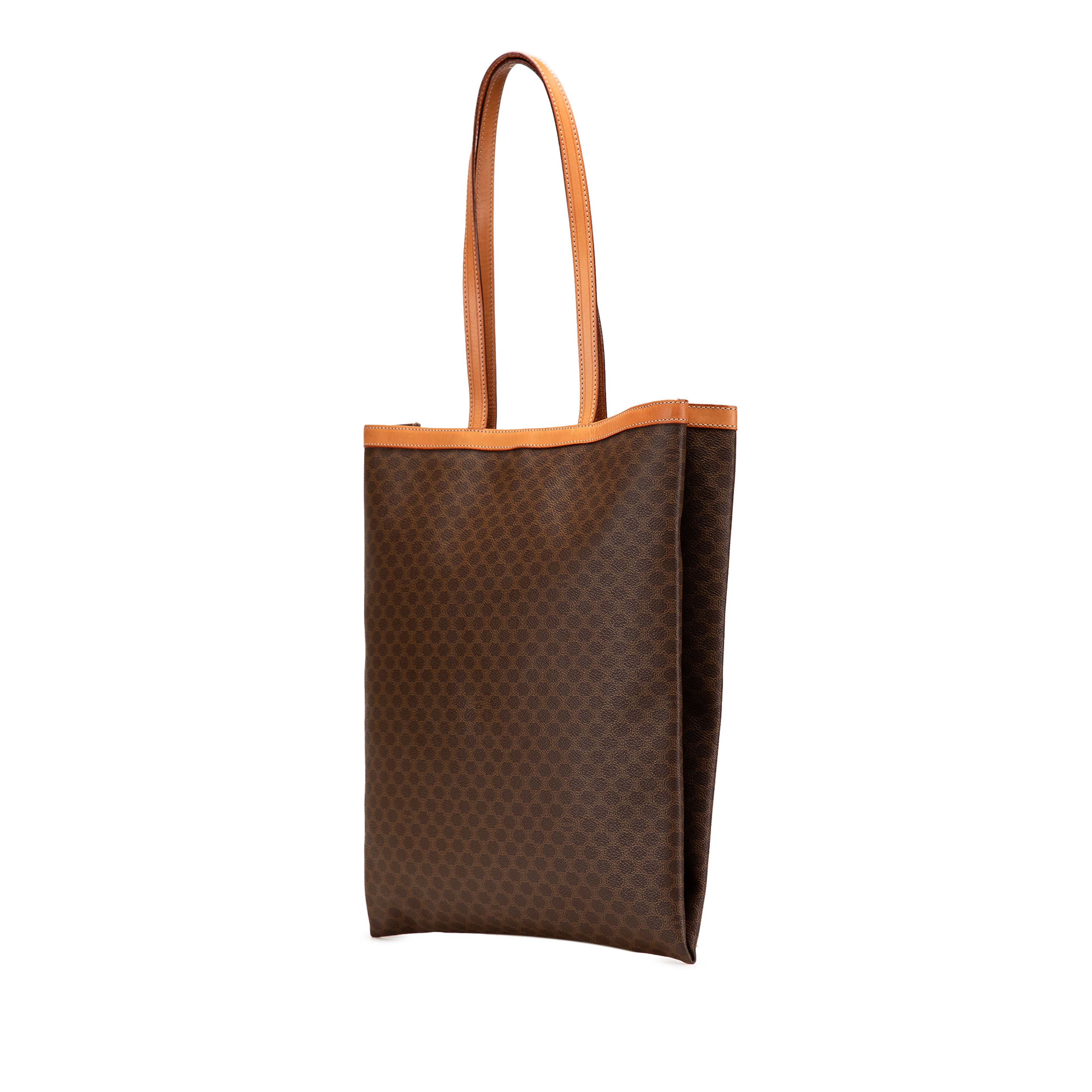 Celine Macadam Coated Canvas Tote, från Luxclusif, i färgen brown. Klicka för att öppna bilden i stort format