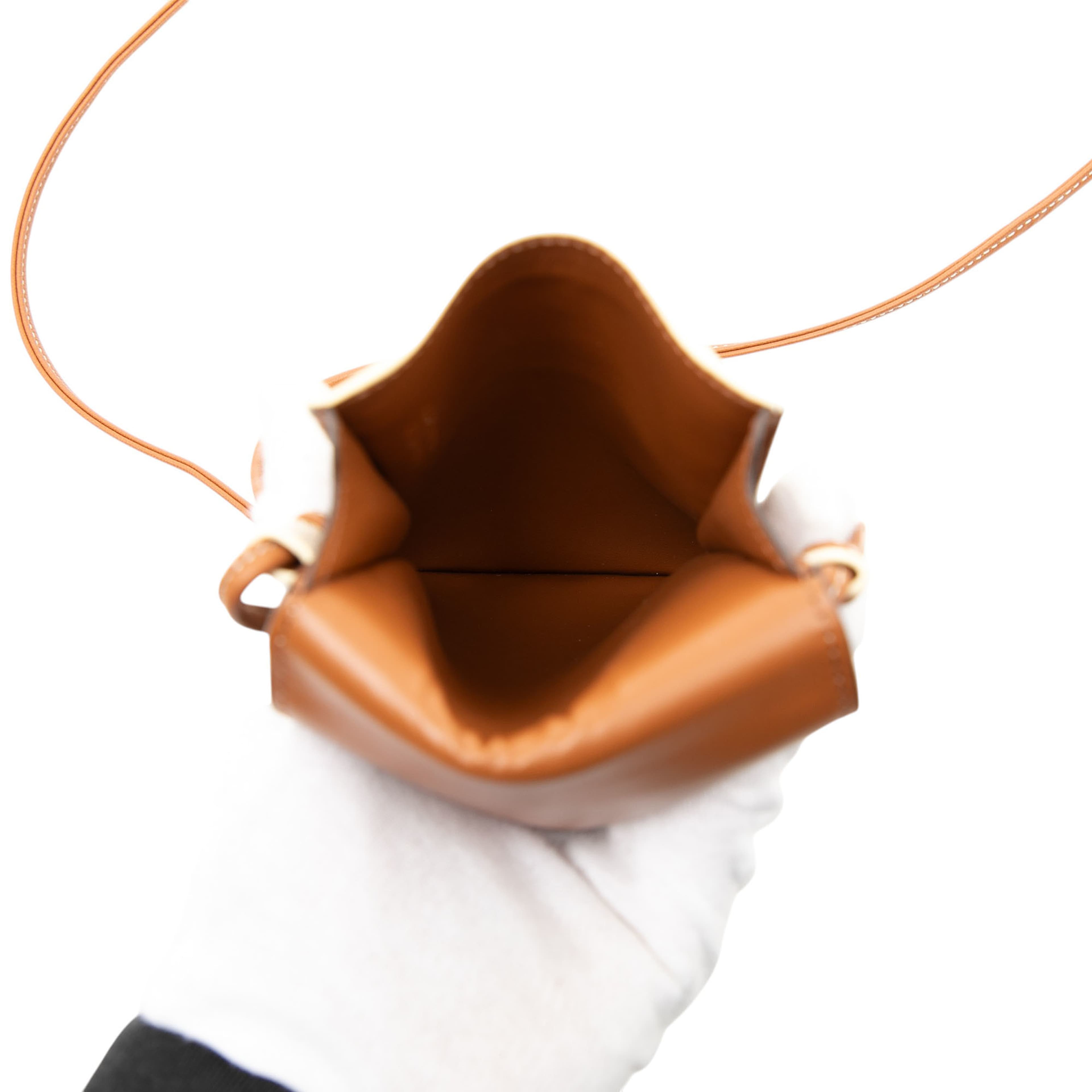 Celine Triomphe Coated Canvas Phone Pouch Flap Crossbody, från Luxclusif, i färgen white. Klicka för att öppna bilden i stort format