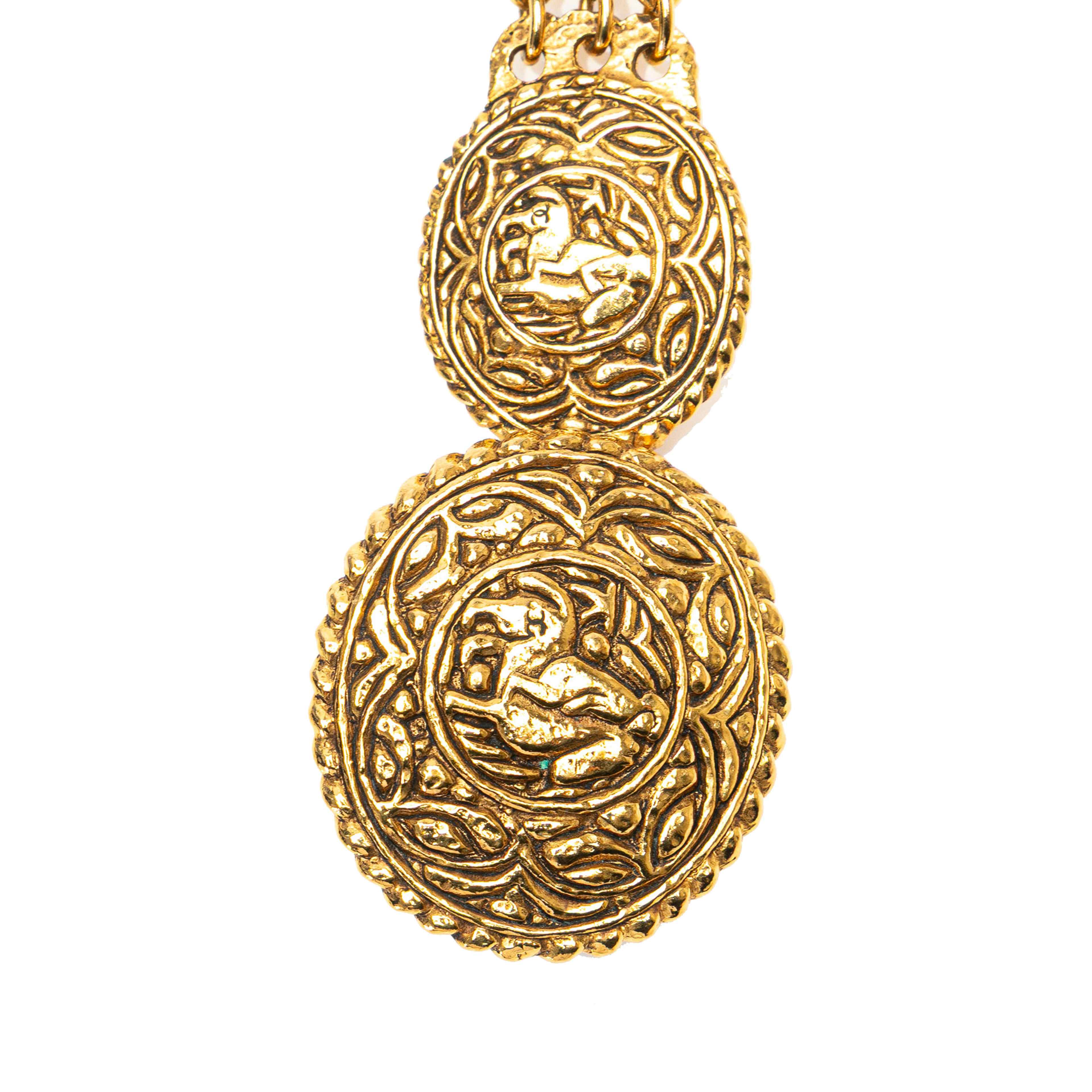 Chanel Gold Plated Equestrian Medallion Chain Belt, från Luxclusif, i färgen gold. Klicka för att öppna bilden i stort format