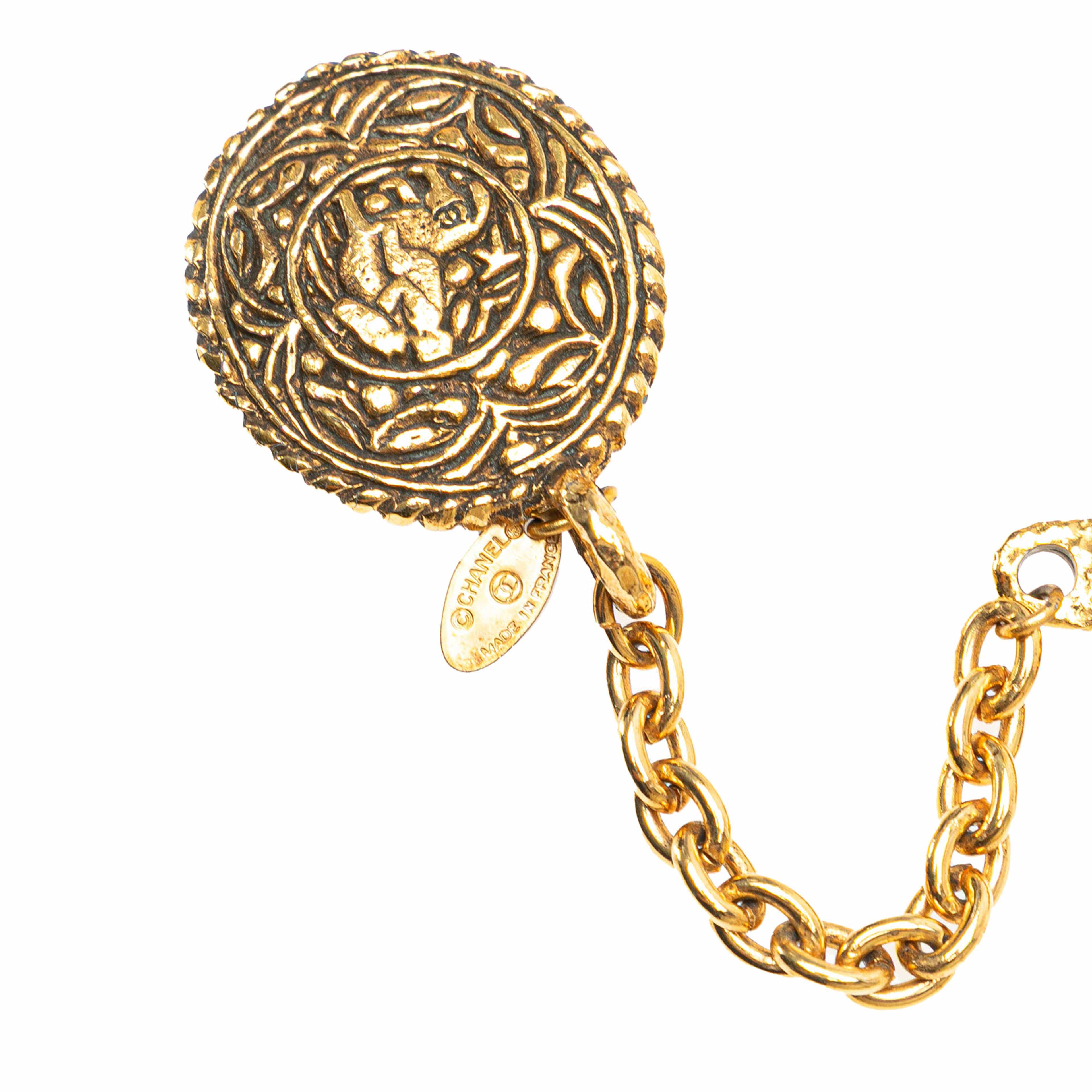 Chanel Gold Plated Equestrian Medallion Chain Belt, från Luxclusif, i färgen gold. Klicka för att öppna bilden i stort format