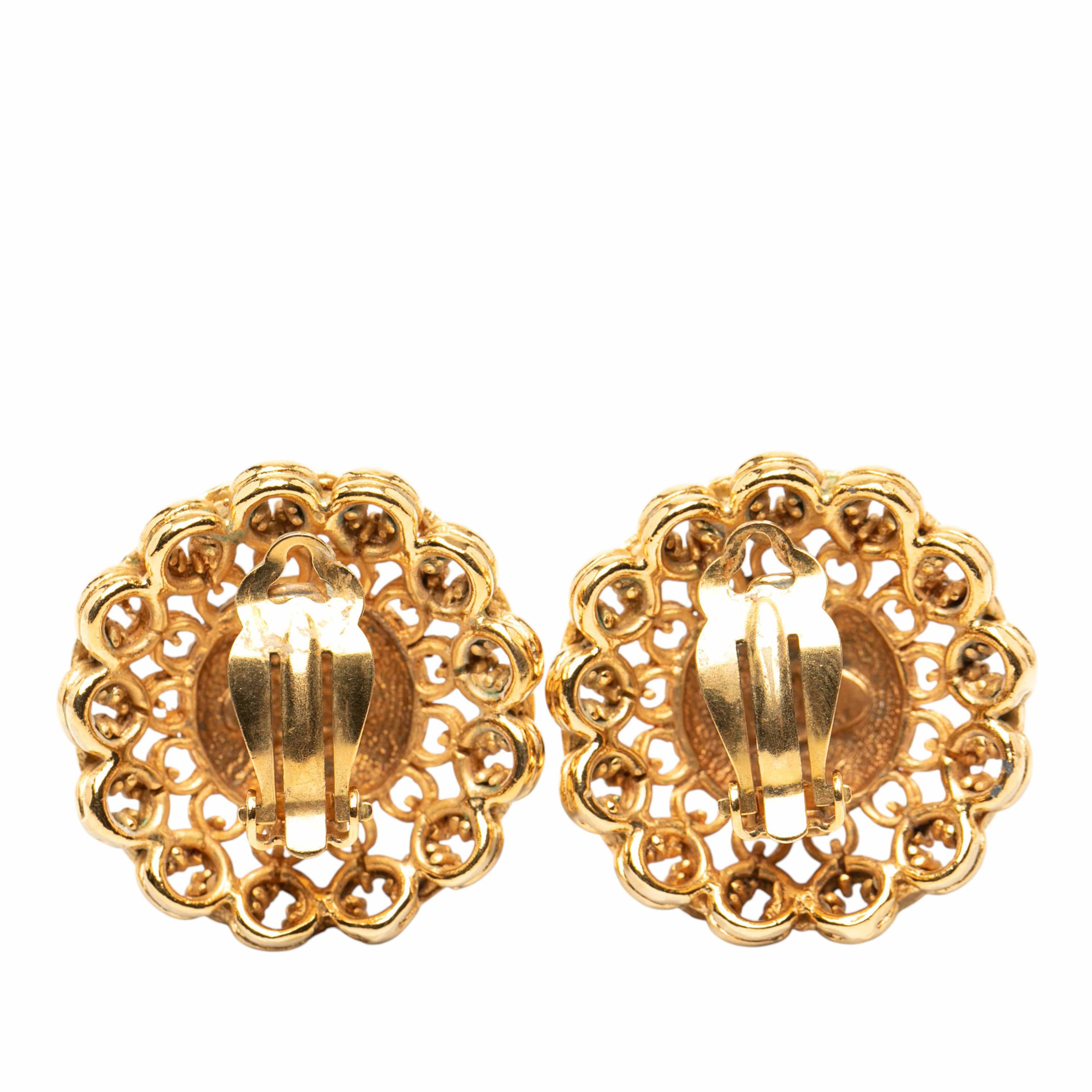 Chanel Gold Plated Chain Dome Clip On Earrings, från Luxclusif, i färgen gold. Klicka för att öppna bilden i stort format