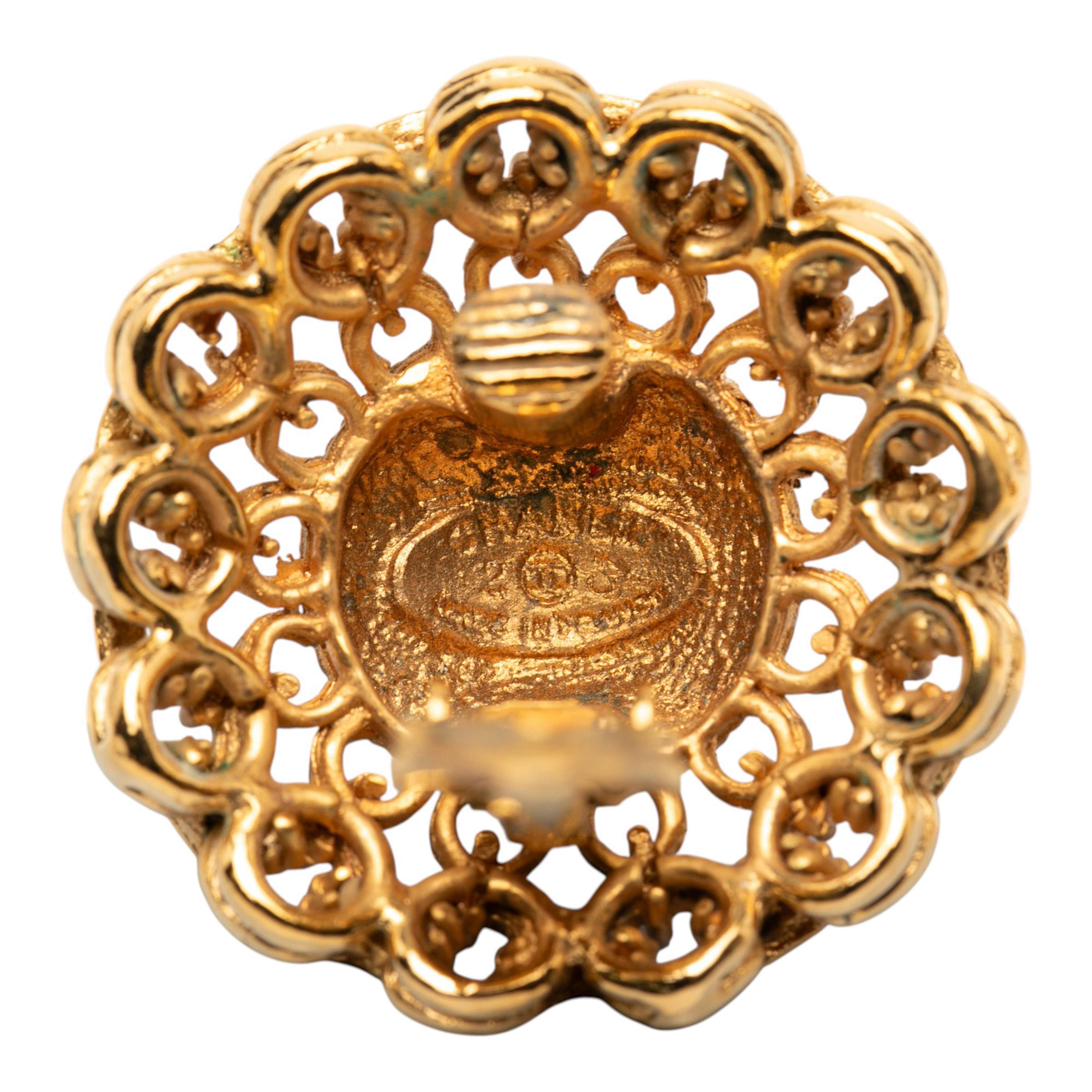 Chanel Gold Plated Chain Dome Clip On Earrings, från Luxclusif, i färgen gold. Klicka för att öppna bilden i stort format