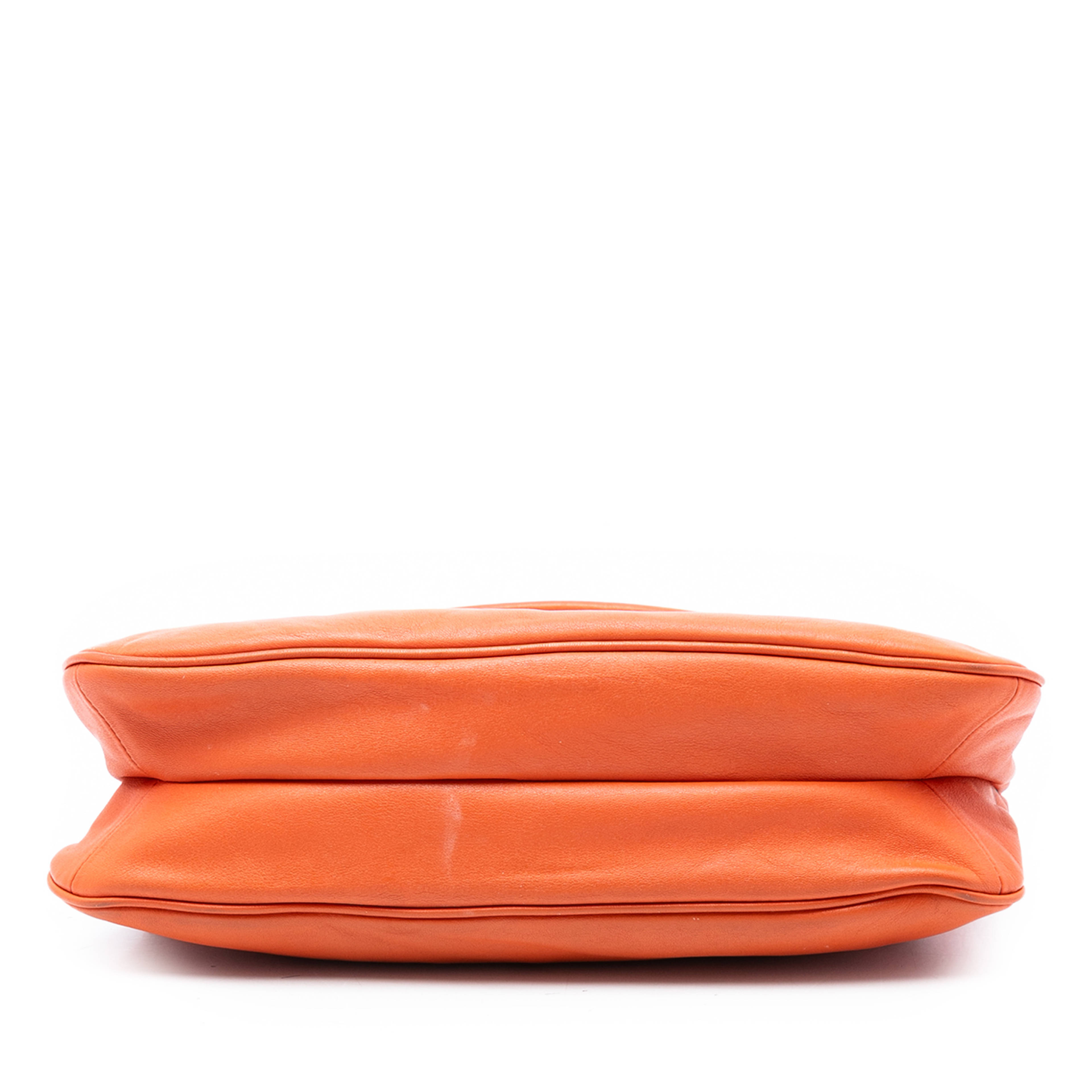 Prada Vitello Phenix Shoulder Bag, från Luxclusif, i färgen orange. Klicka för att öppna bilden i stort format