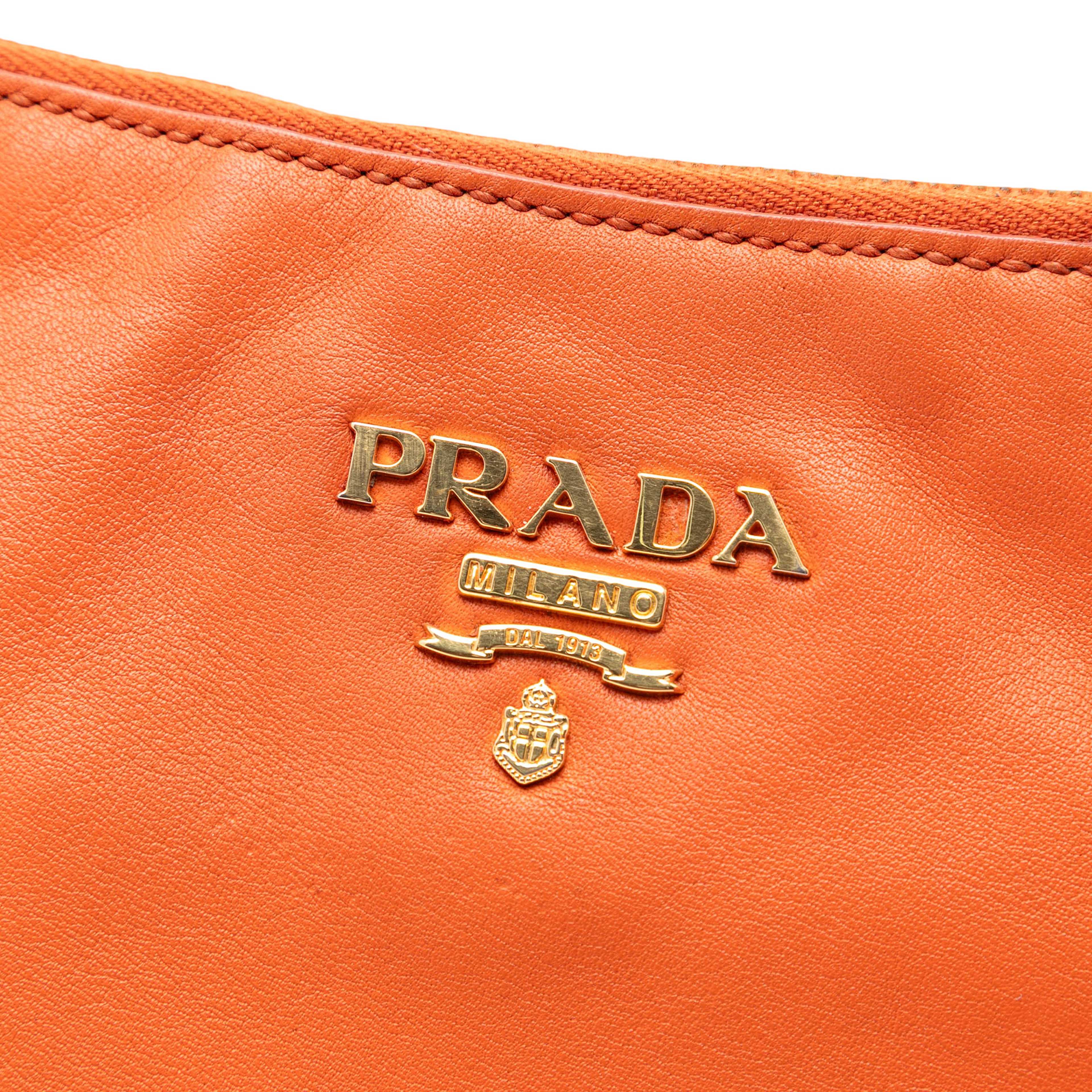 Prada Vitello Phenix Shoulder Bag, från Luxclusif, i färgen orange. Klicka för att öppna bilden i stort format