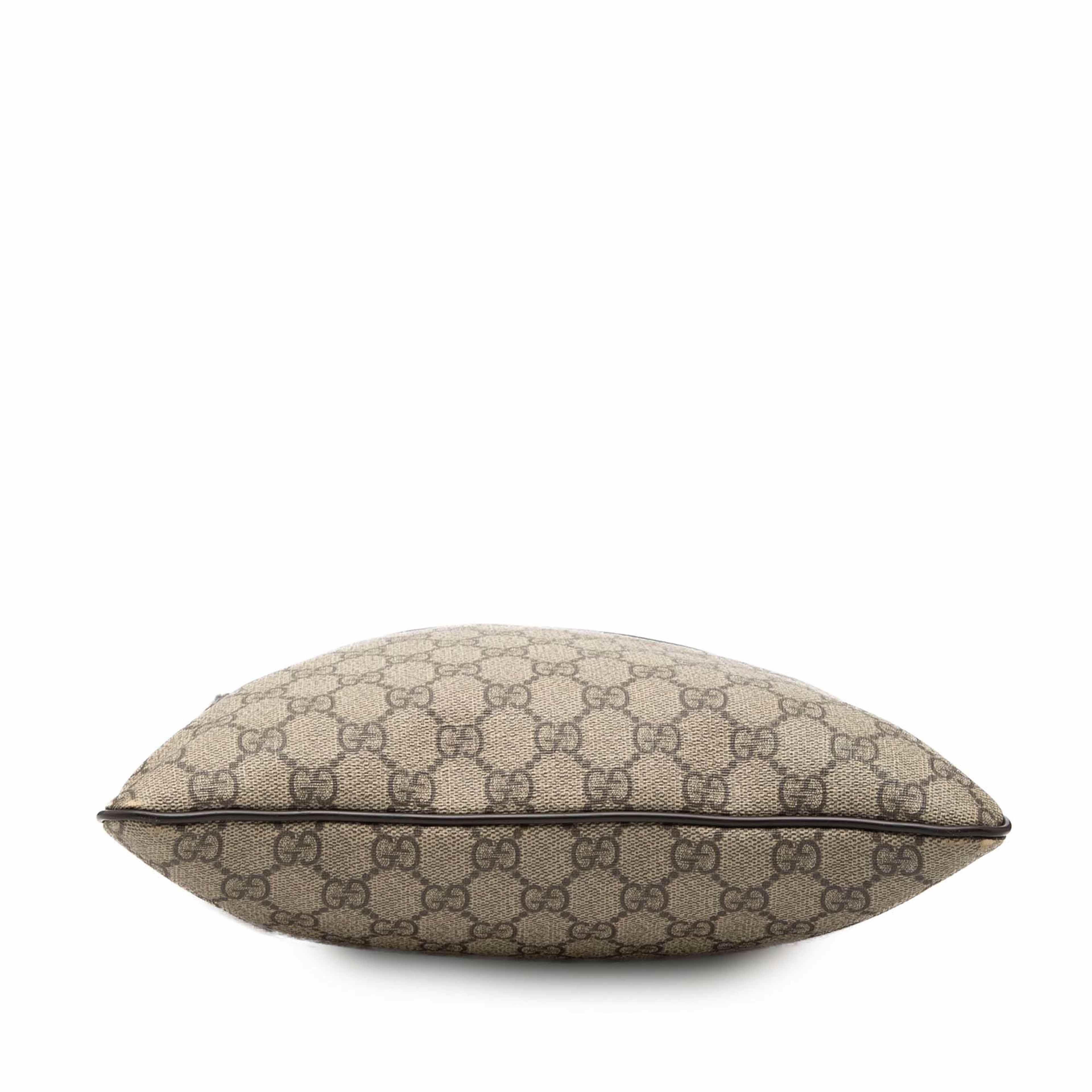 Gucci Gg Supreme Crossbody, från Luxclusif, i färgen beige. Klicka för att öppna bilden i stort format