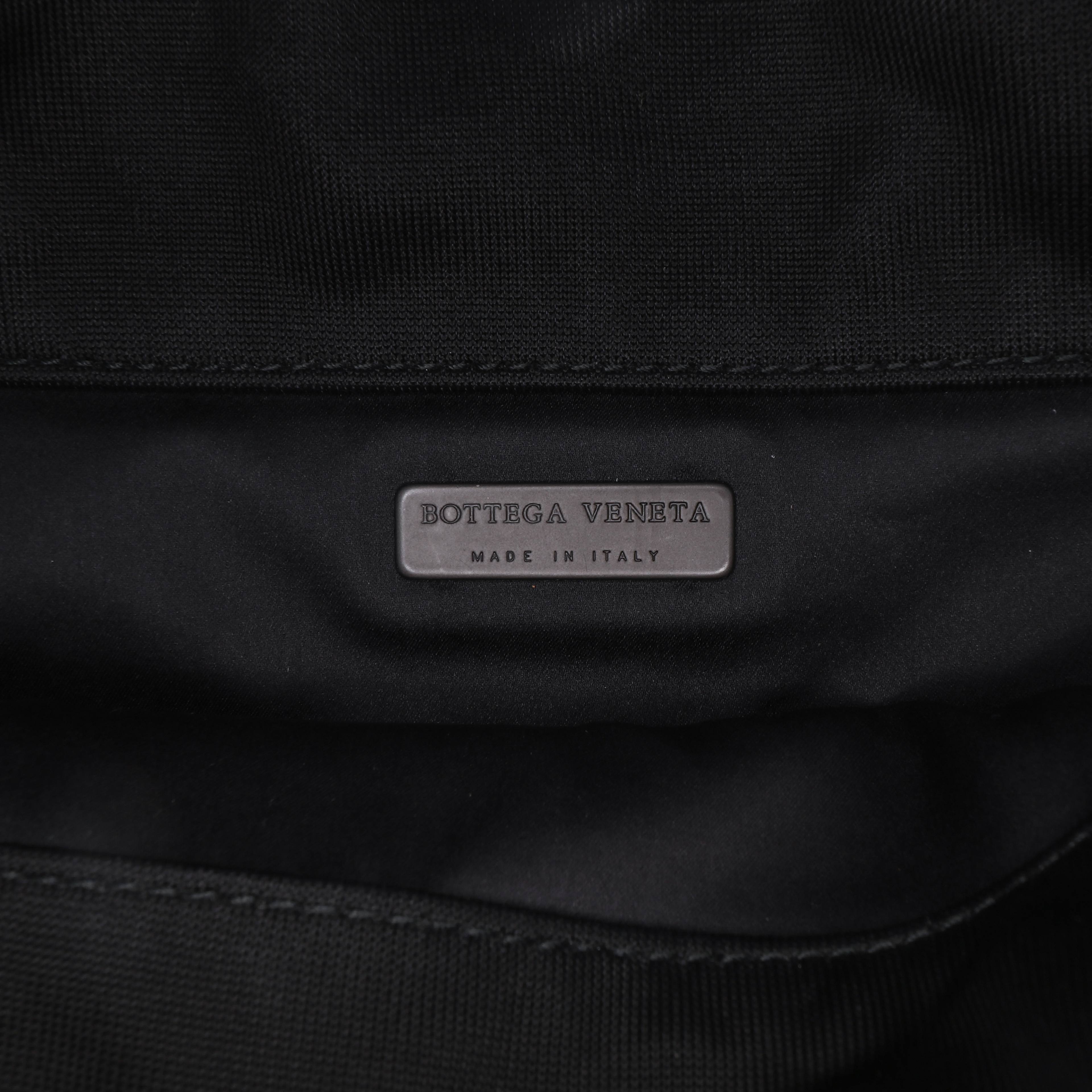 Bottega Veneta Grosgrain Intrecciato Duo Shoulder Bag, från Luxclusif, i färgen black. Klicka för att öppna bilden i stort format