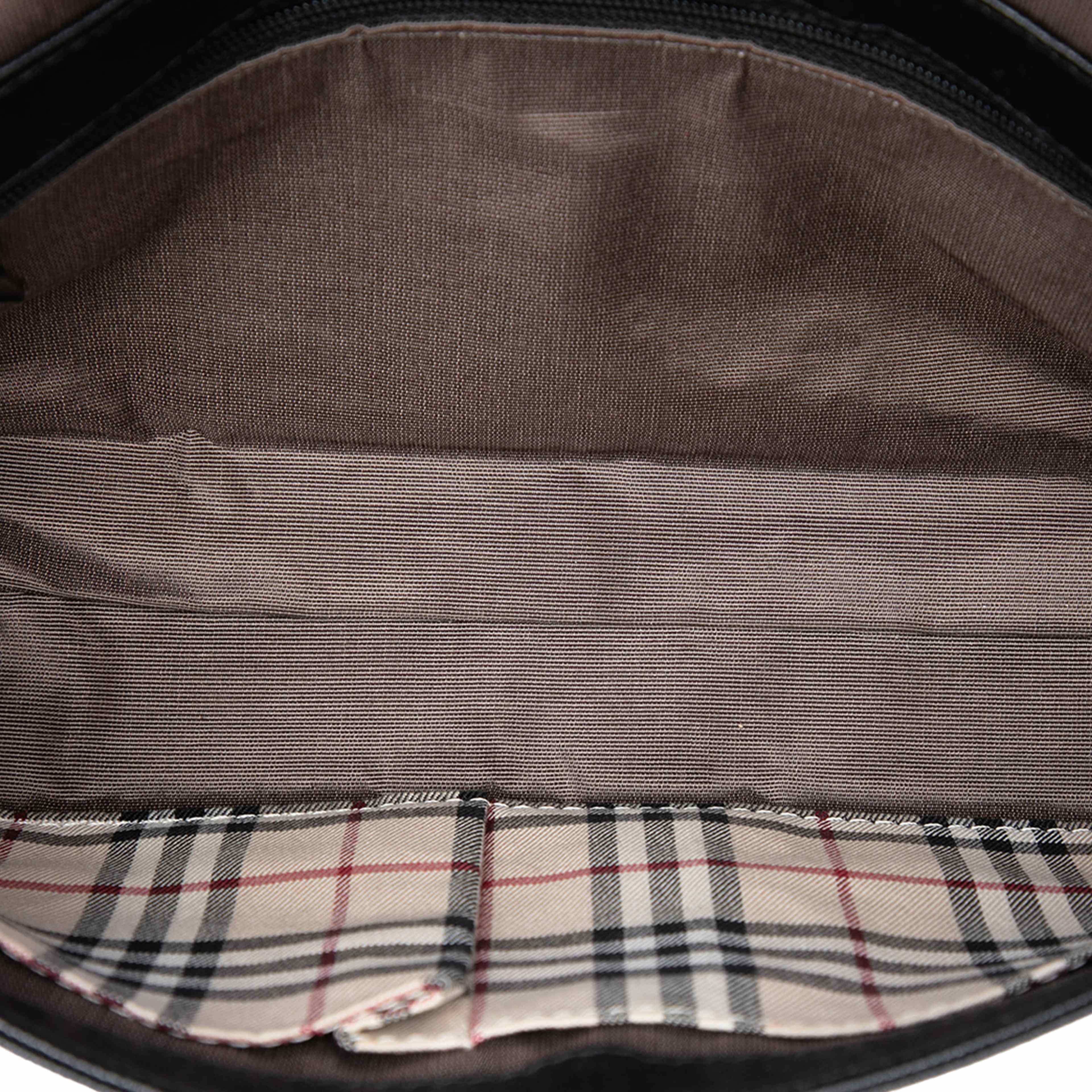 Burberry Leather Shoulder Bag, från Luxclusif, i färgen svart. Klicka för att öppna bilden i stort format