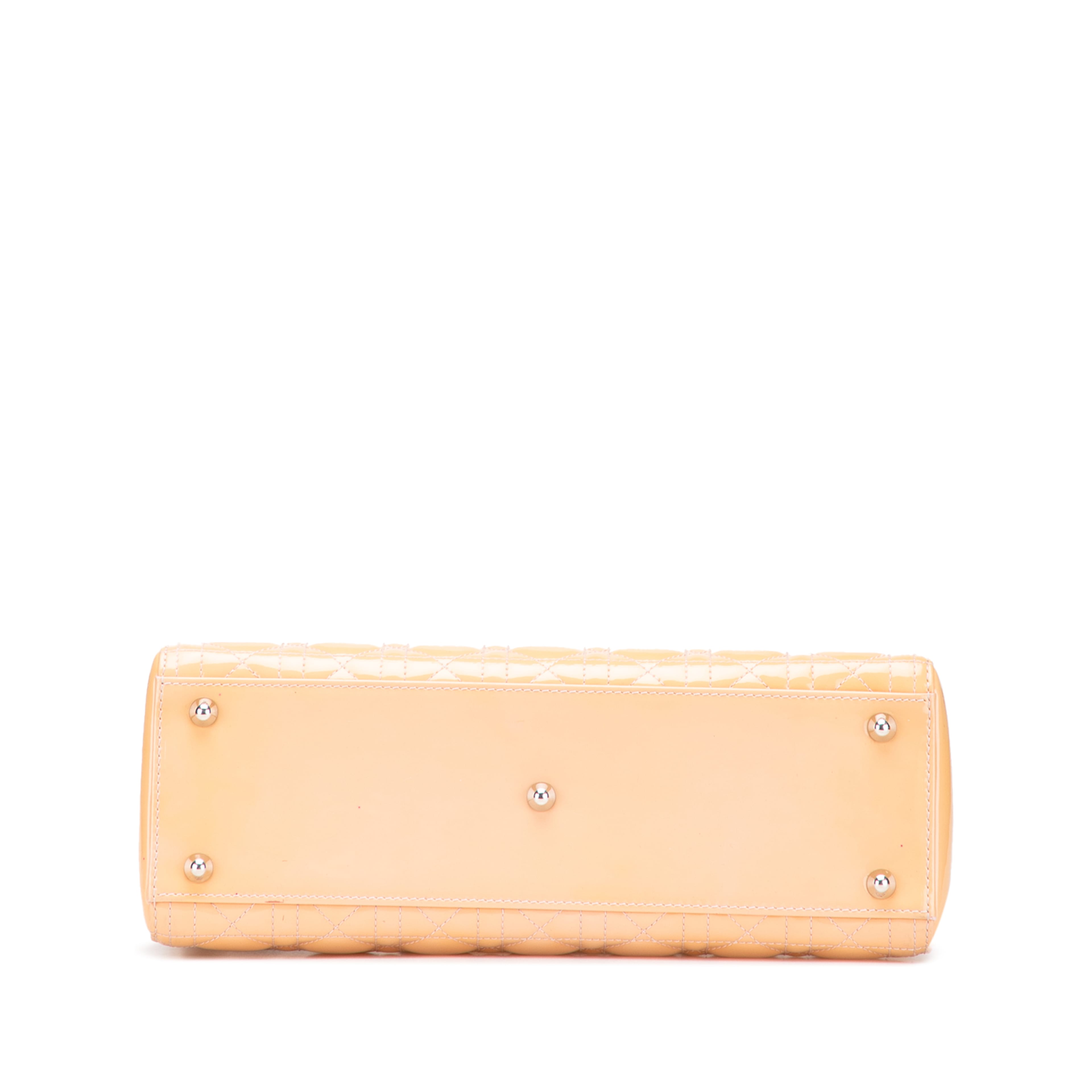 Dior Large Patent Cannage Lady Dior, från Luxclusif, i färgen beige. Klicka för att öppna bilden i stort format