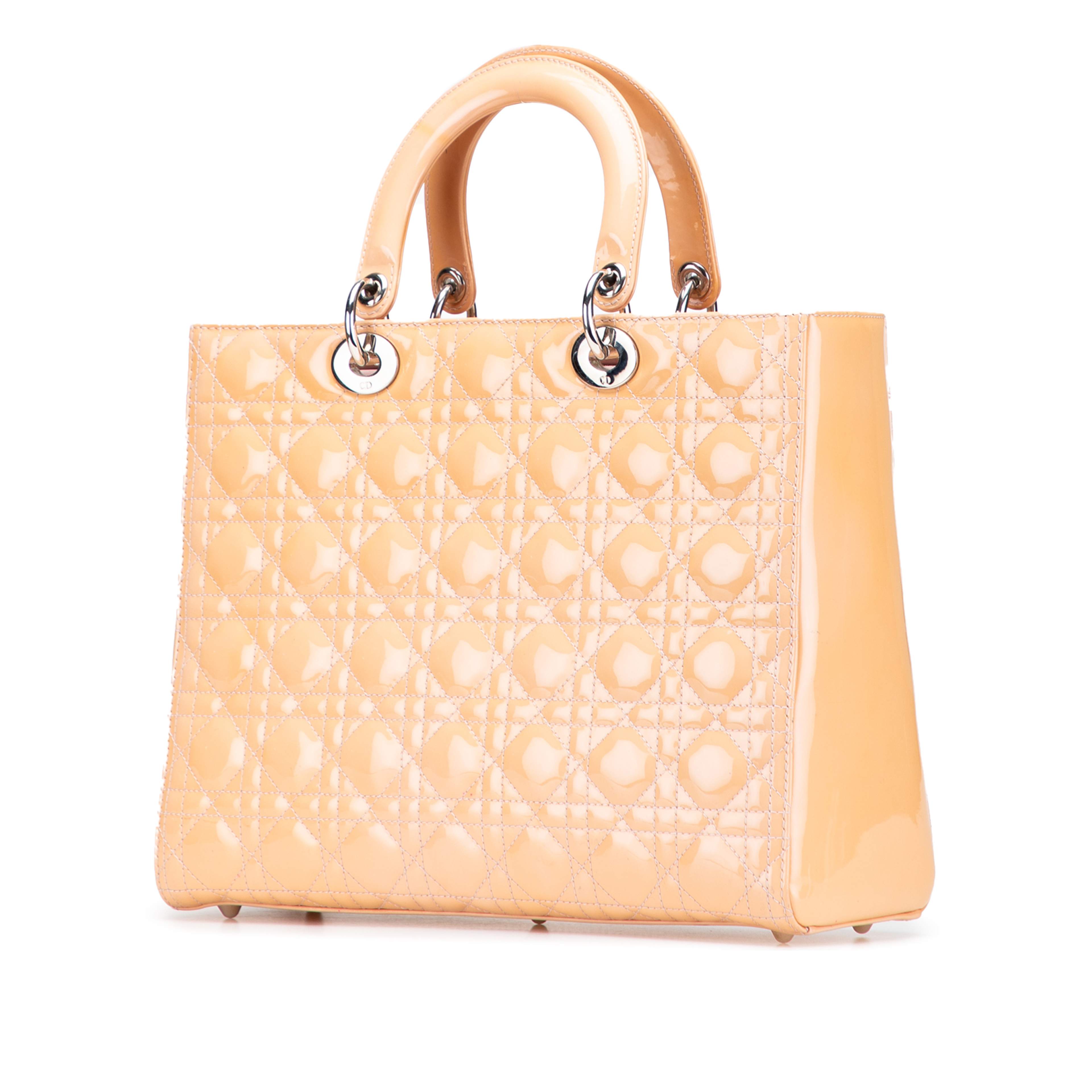 Dior Large Patent Cannage Lady Dior, från Luxclusif, i färgen beige. Klicka för att öppna bilden i stort format