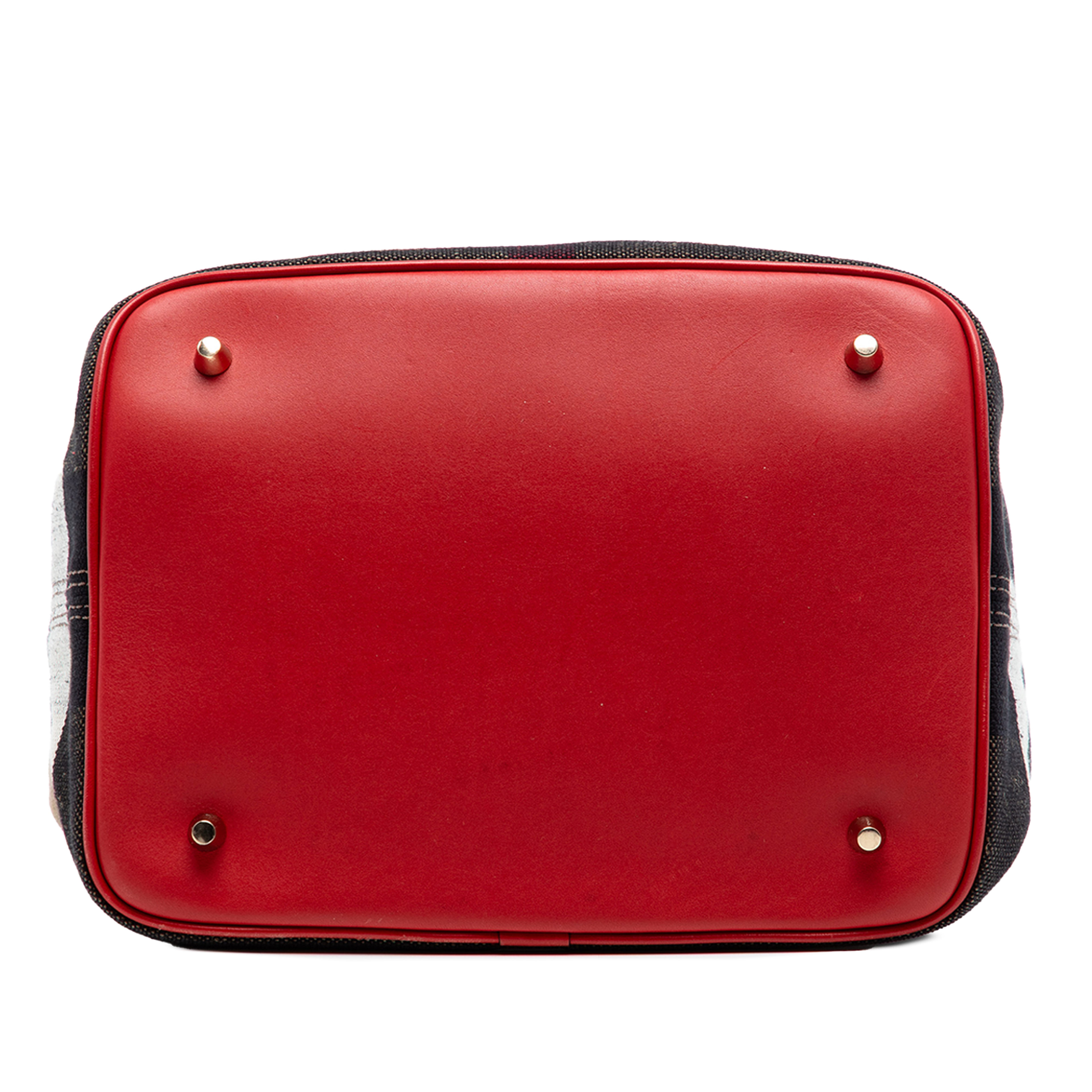 Burberry Medium Mega Check Canvas Ashby Bucket Bag, från Luxclusif, i färgen light brown. Klicka för att öppna bilden i stort format