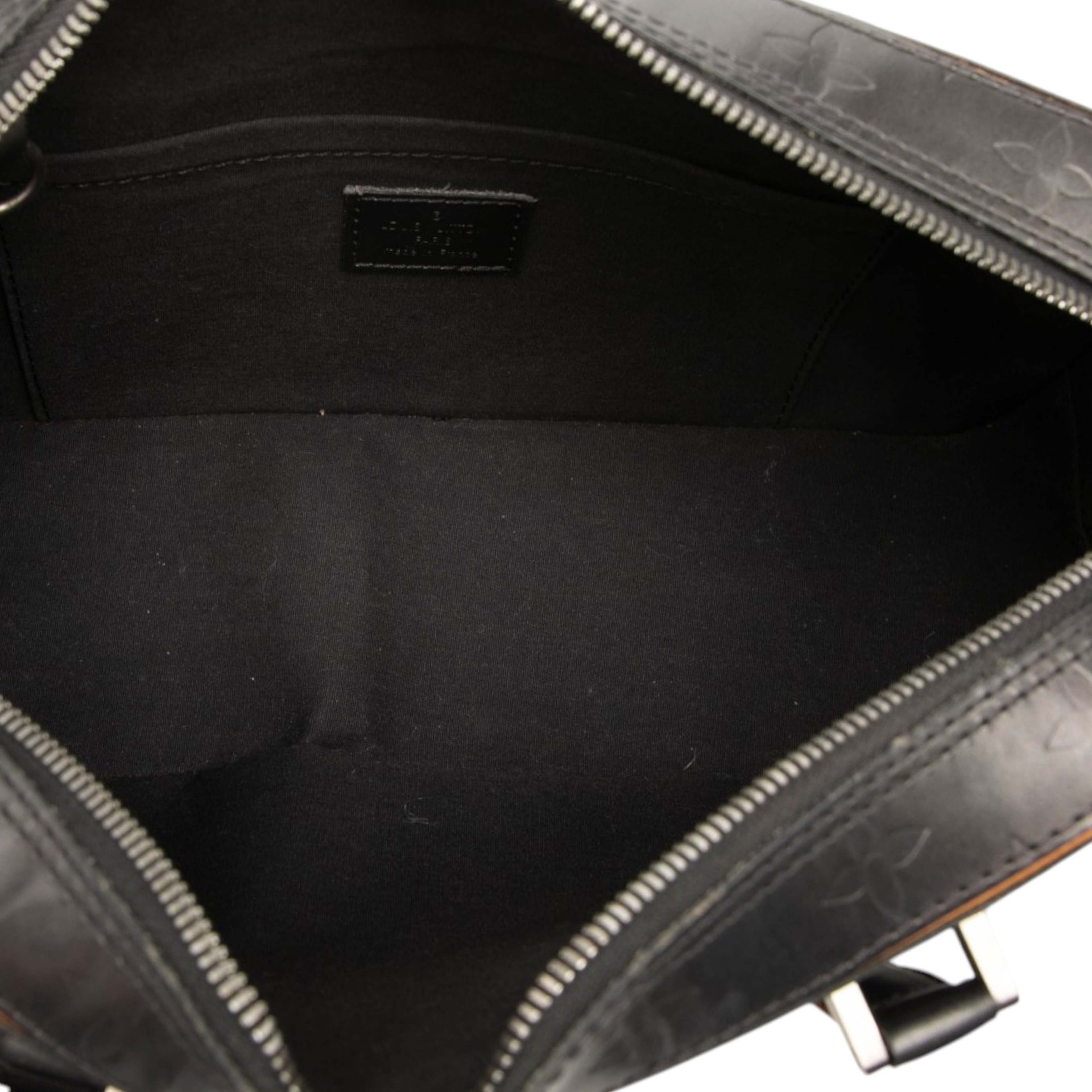 Louis Vuitton Monogram Mat Shelton, från Luxclusif, i färgen grå. Klicka för att öppna bilden i stort format