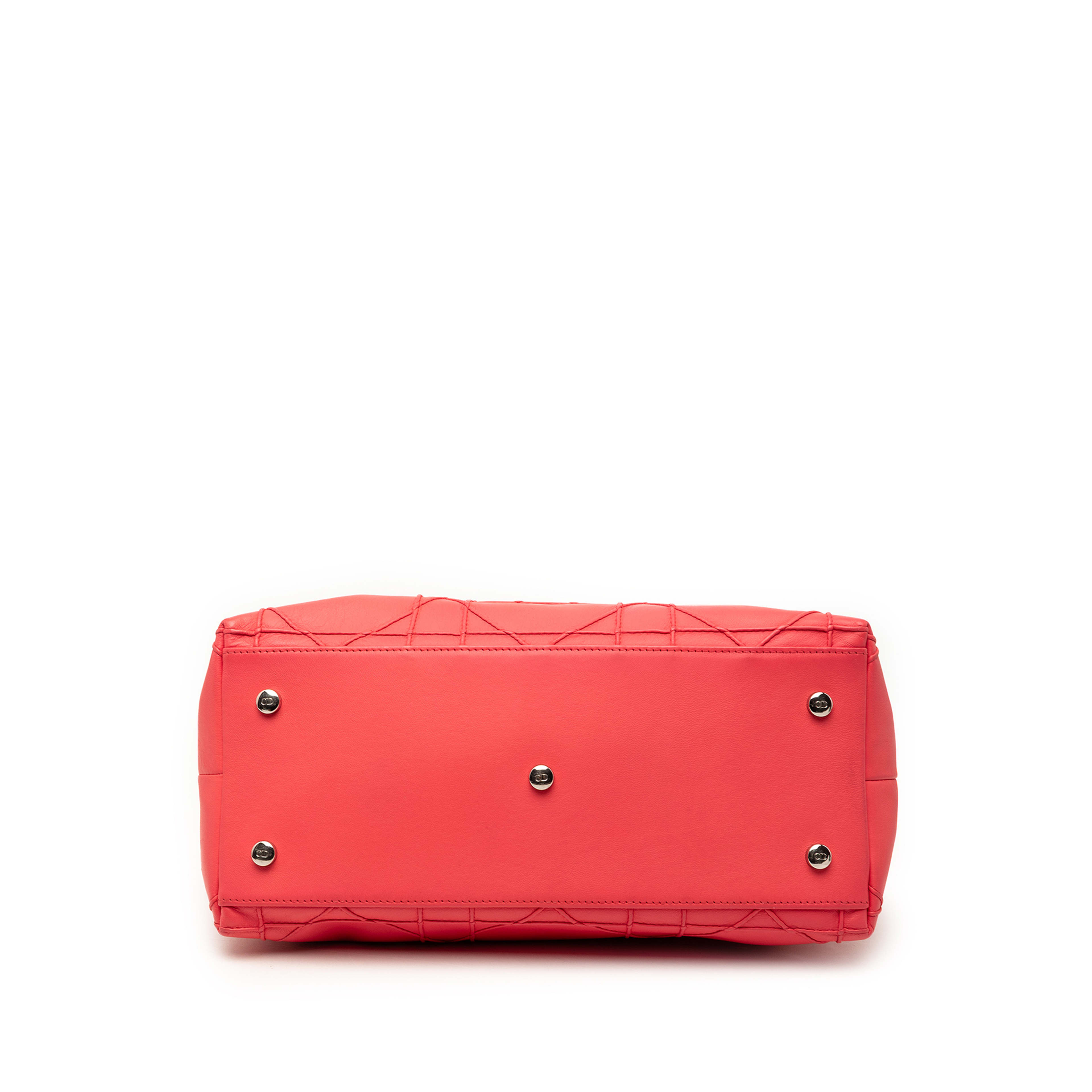 Dior Medium Lambskin Cannage Polochon Granville Satchel, från Luxclusif, i färgen strawberry. Klicka för att öppna bilden i stort format