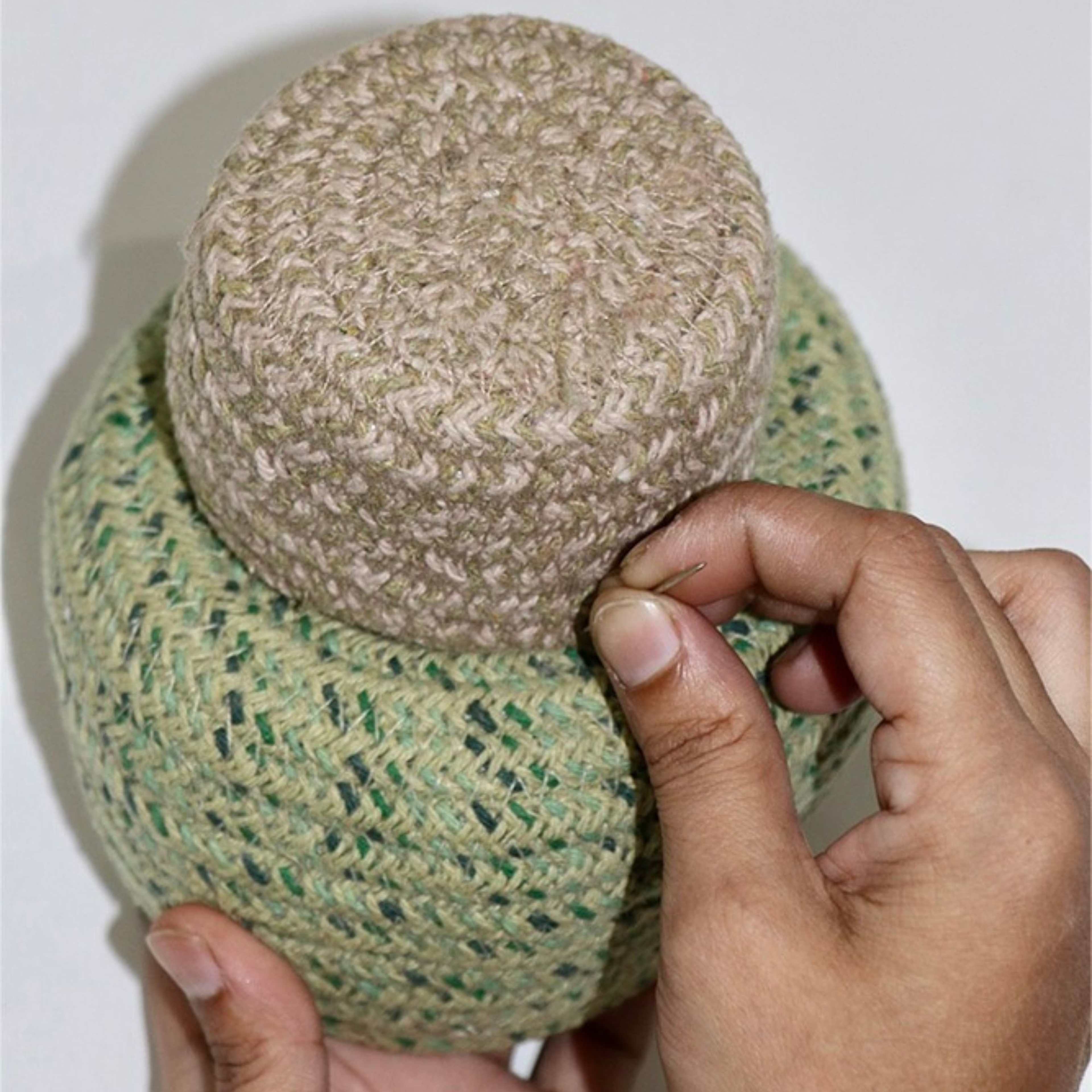 Korgträd, från LORENA CANALS, i färgen mandel, återvunnet garn gult, matcha, gröna ögon. Klicka för att öppna bilden i stort format