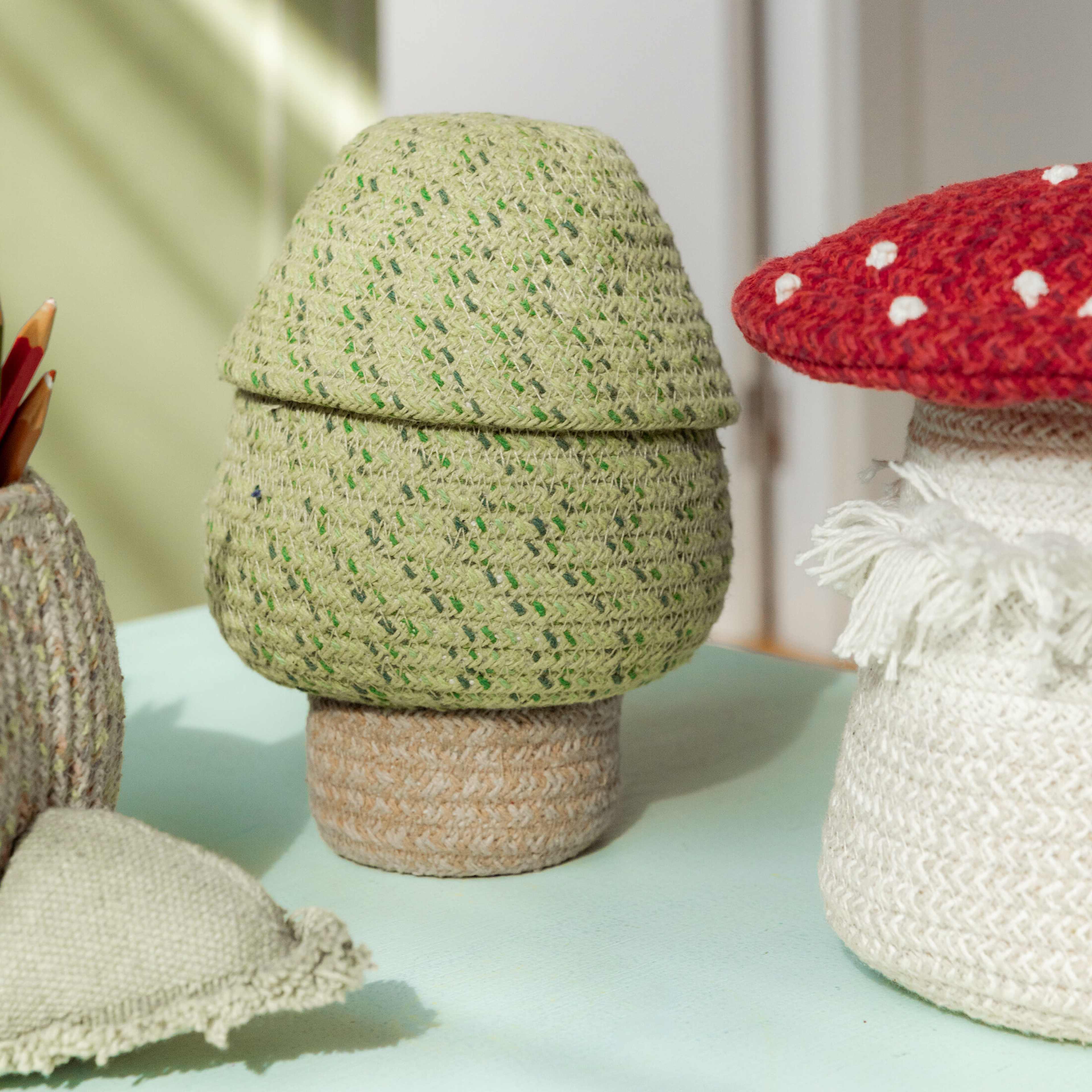 Korgträd, från LORENA CANALS, i färgen mandel, återvunnet garn gult, matcha, gröna ögon. Klicka för att öppna bilden i stort format