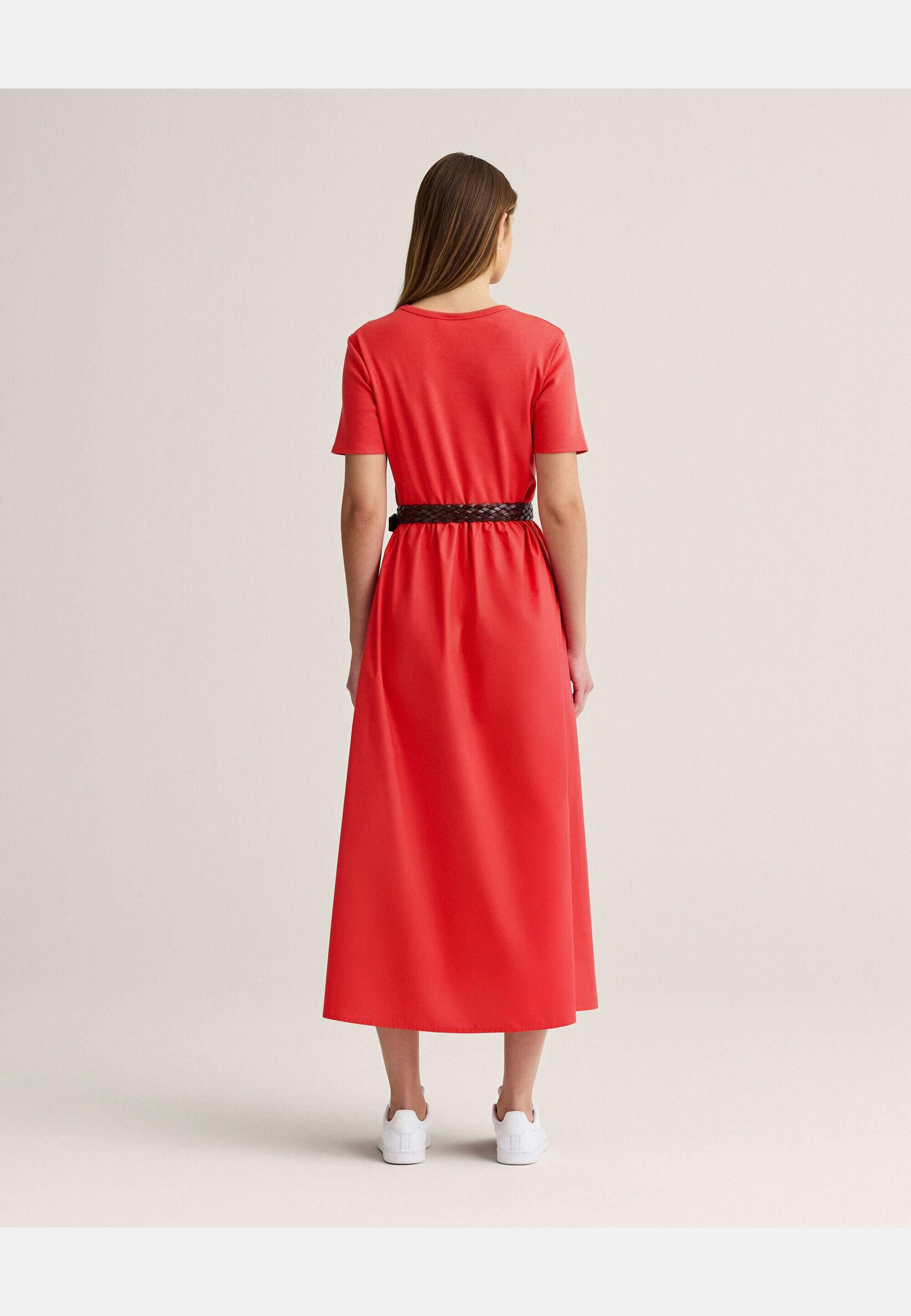 Madde Dress, från Newhouse, i färgen röd. Klicka för att öppna bilden i stort format