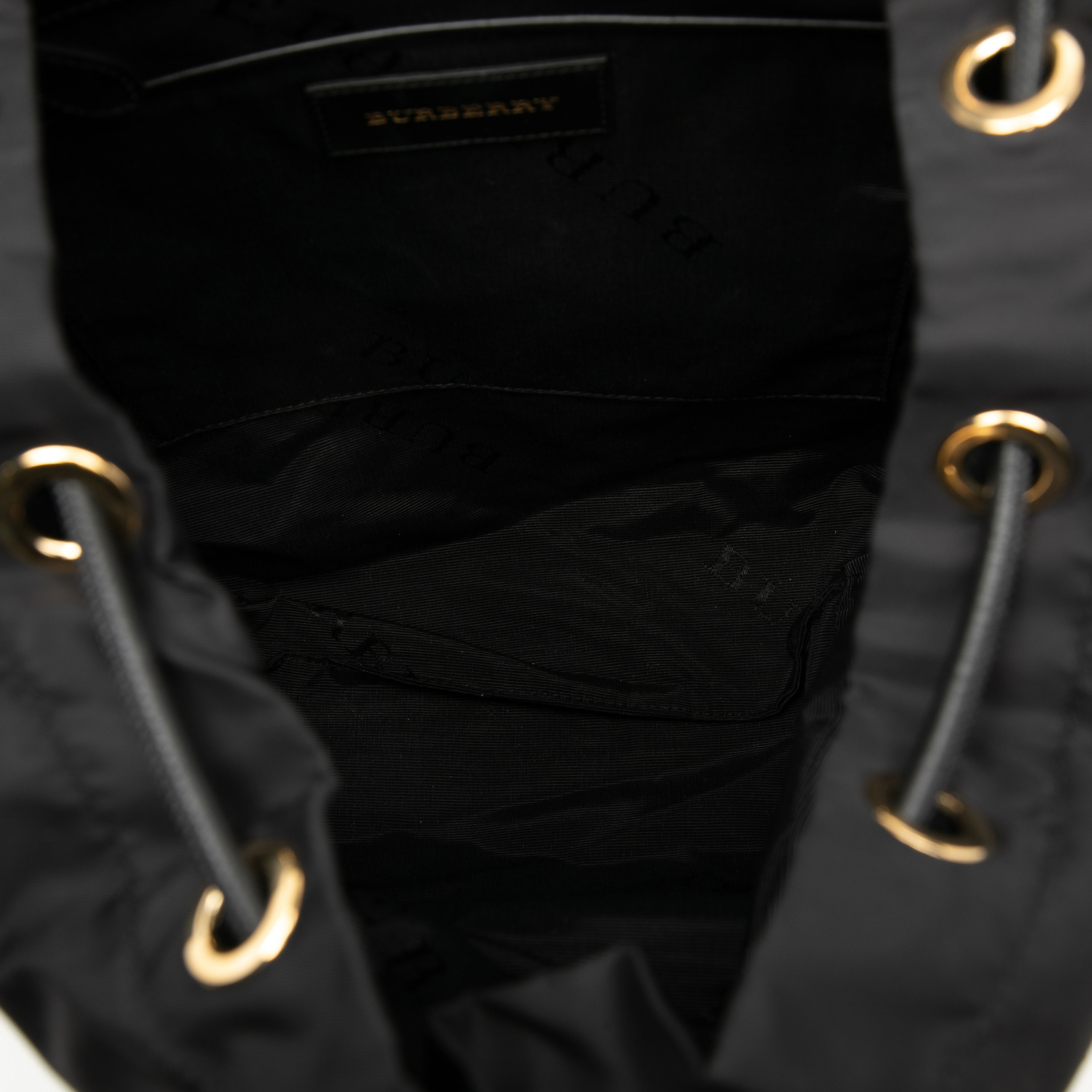 Burberry Medium Nylon Runway Backpack, från Luxclusif, i färgen black. Klicka för att öppna bilden i stort format