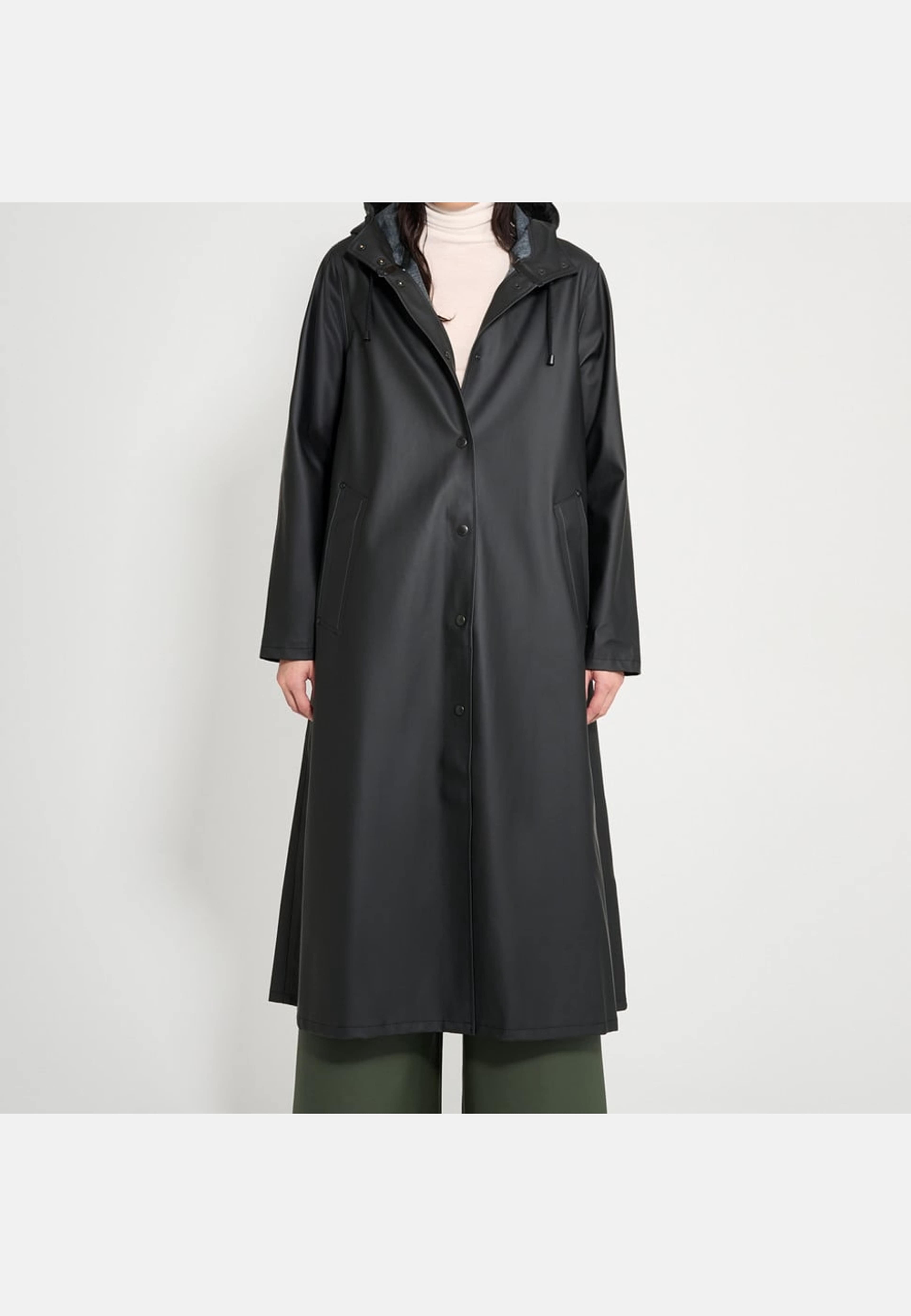 Mosebacke Long Raincoat, från Stutterheim, i färgen black. Klicka för att öppna bilden i stort format