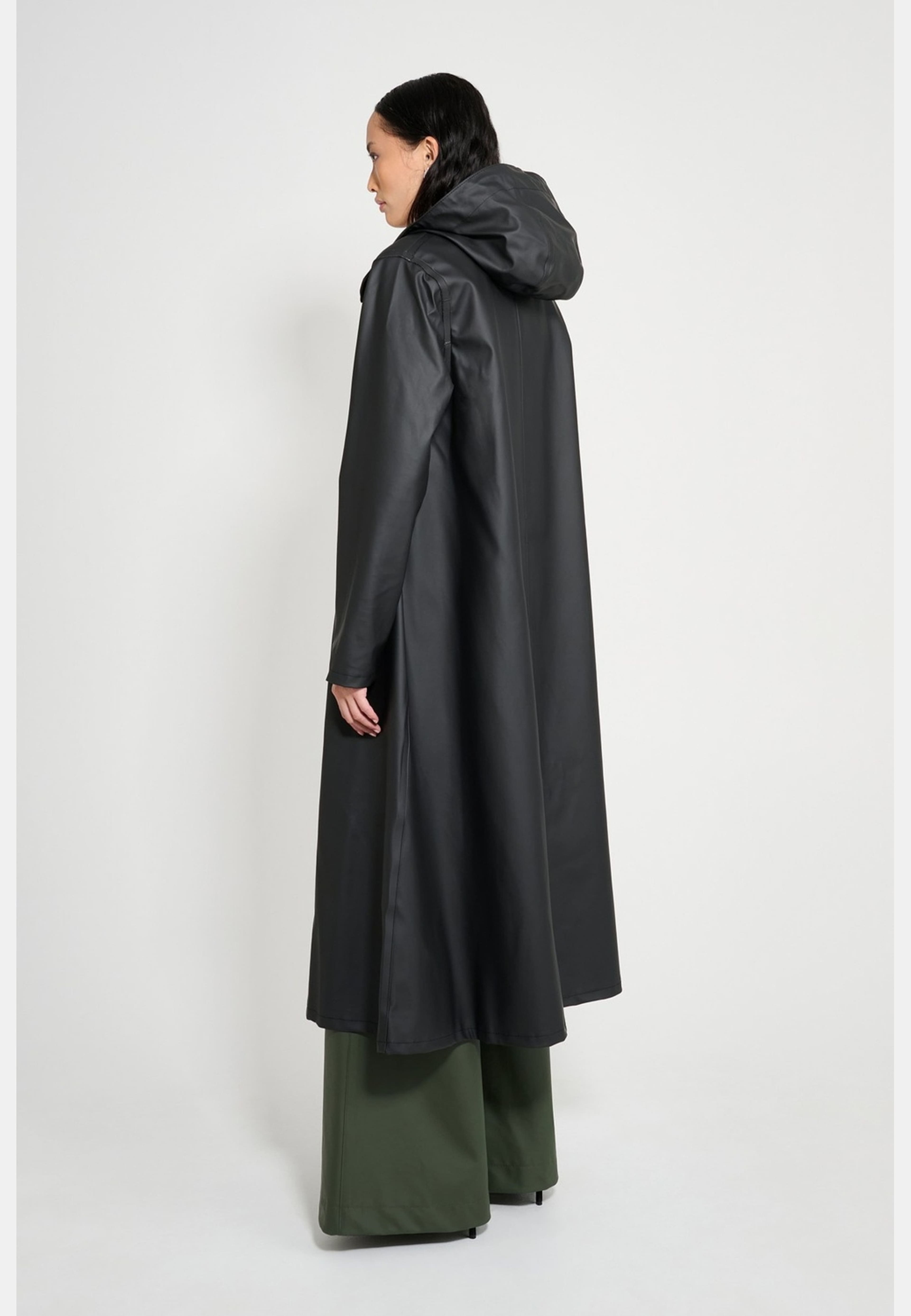 Mosebacke Long Raincoat, från Stutterheim, i färgen black. Klicka för att öppna bilden i stort format