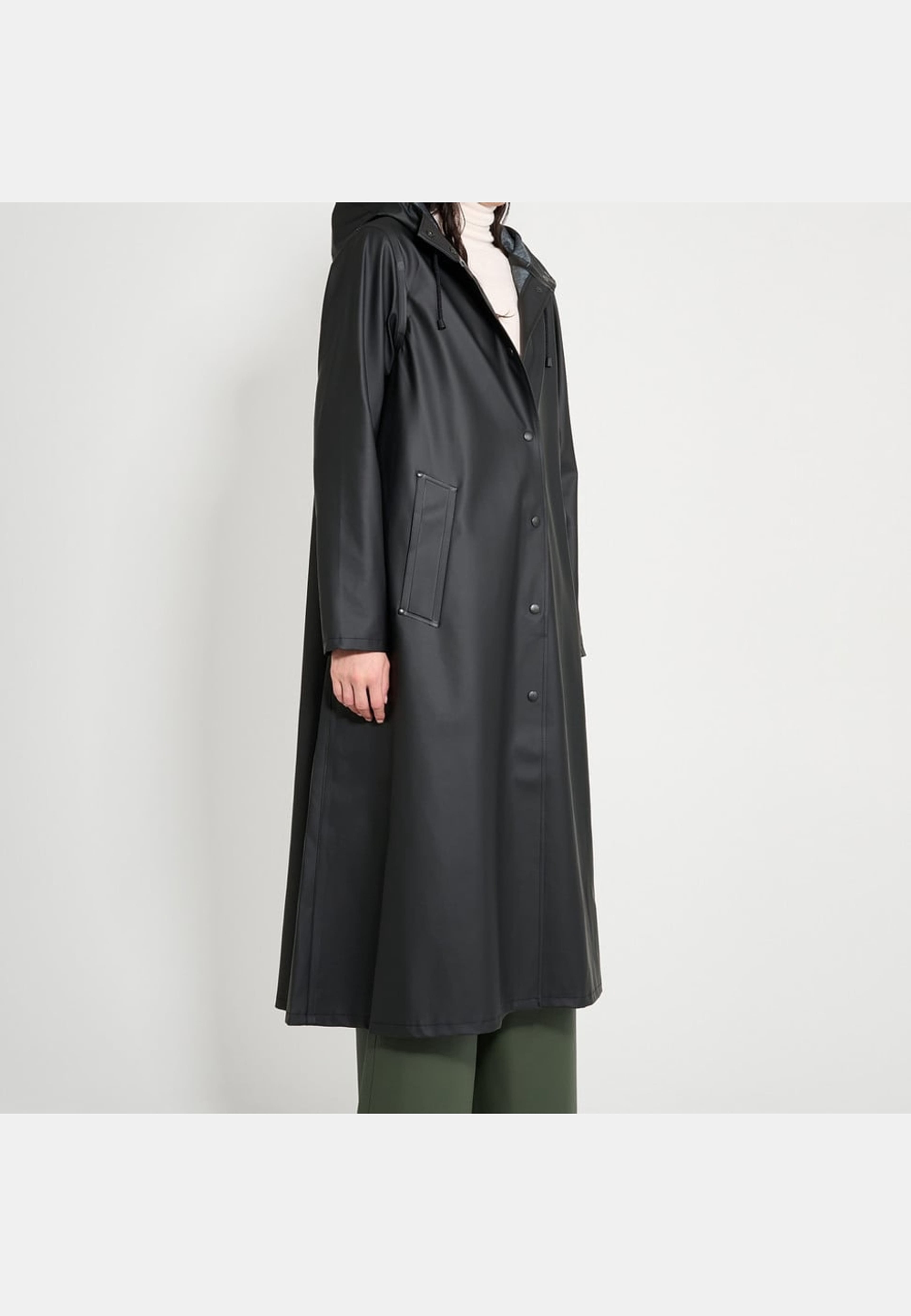 Mosebacke Long Raincoat, från Stutterheim, i färgen black. Klicka för att öppna bilden i stort format