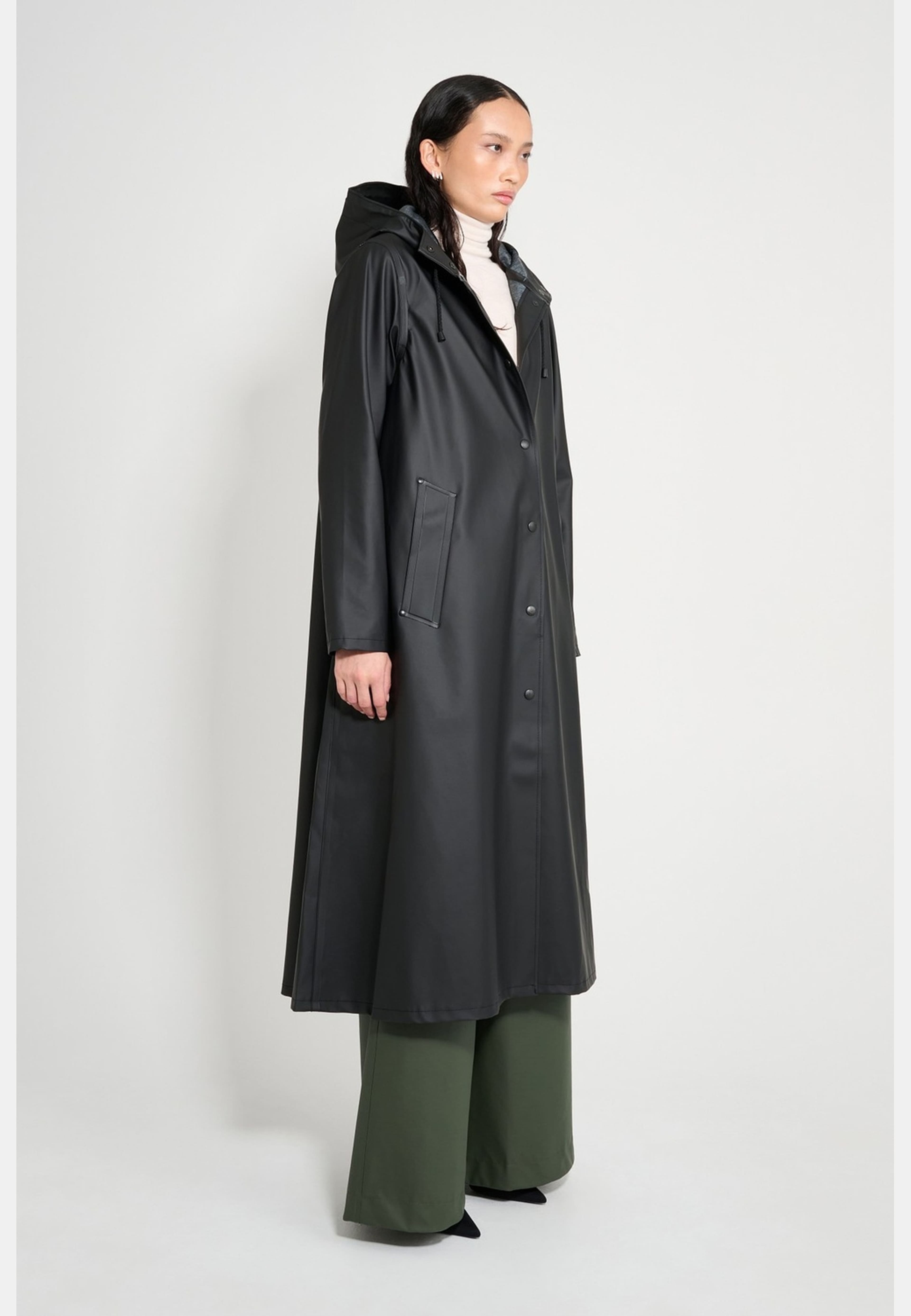 Mosebacke Long Raincoat, från Stutterheim, i färgen black. Klicka för att öppna bilden i stort format