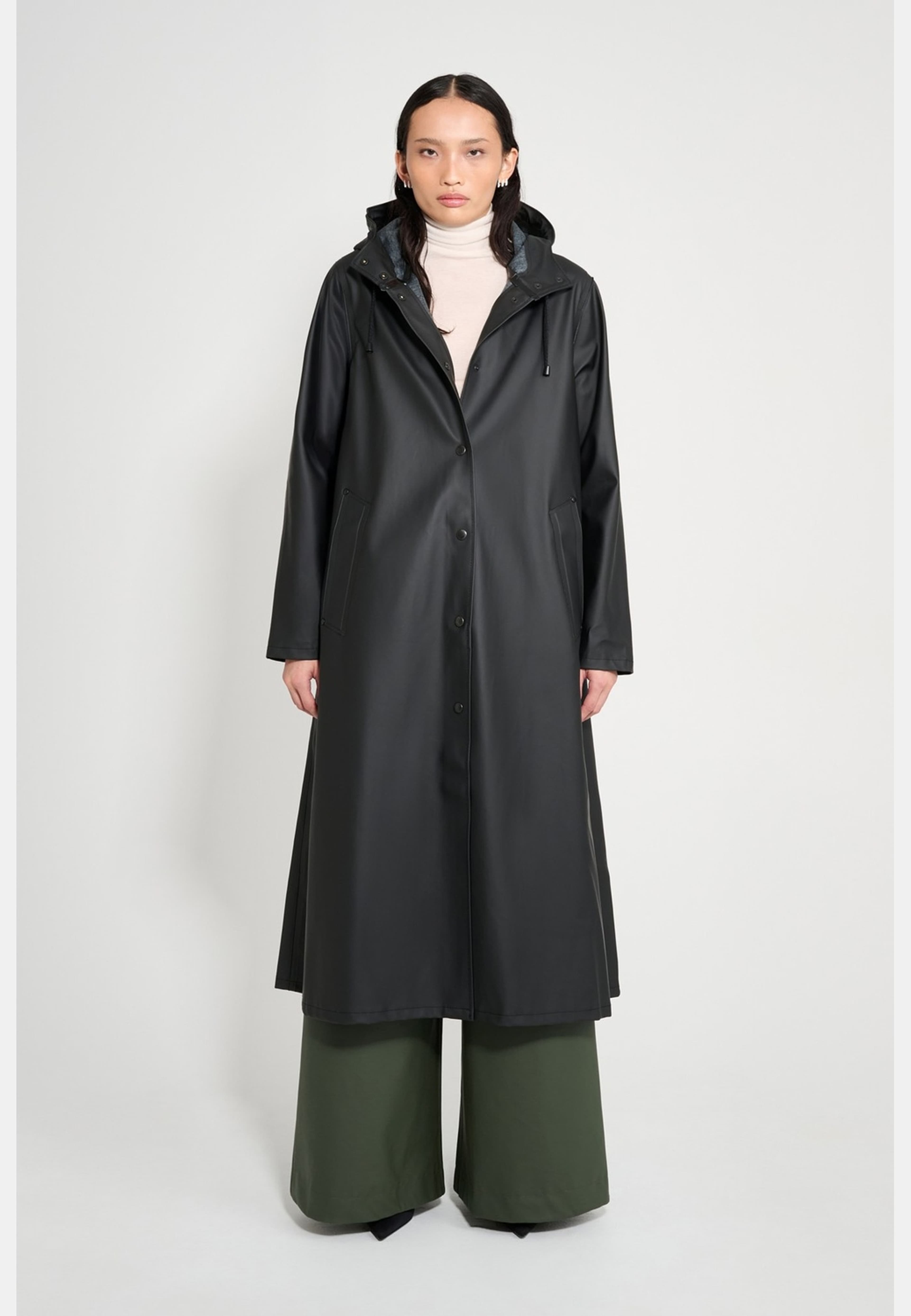 Mosebacke Long Raincoat, från Stutterheim, i färgen black. Klicka för att öppna bilden i stort format