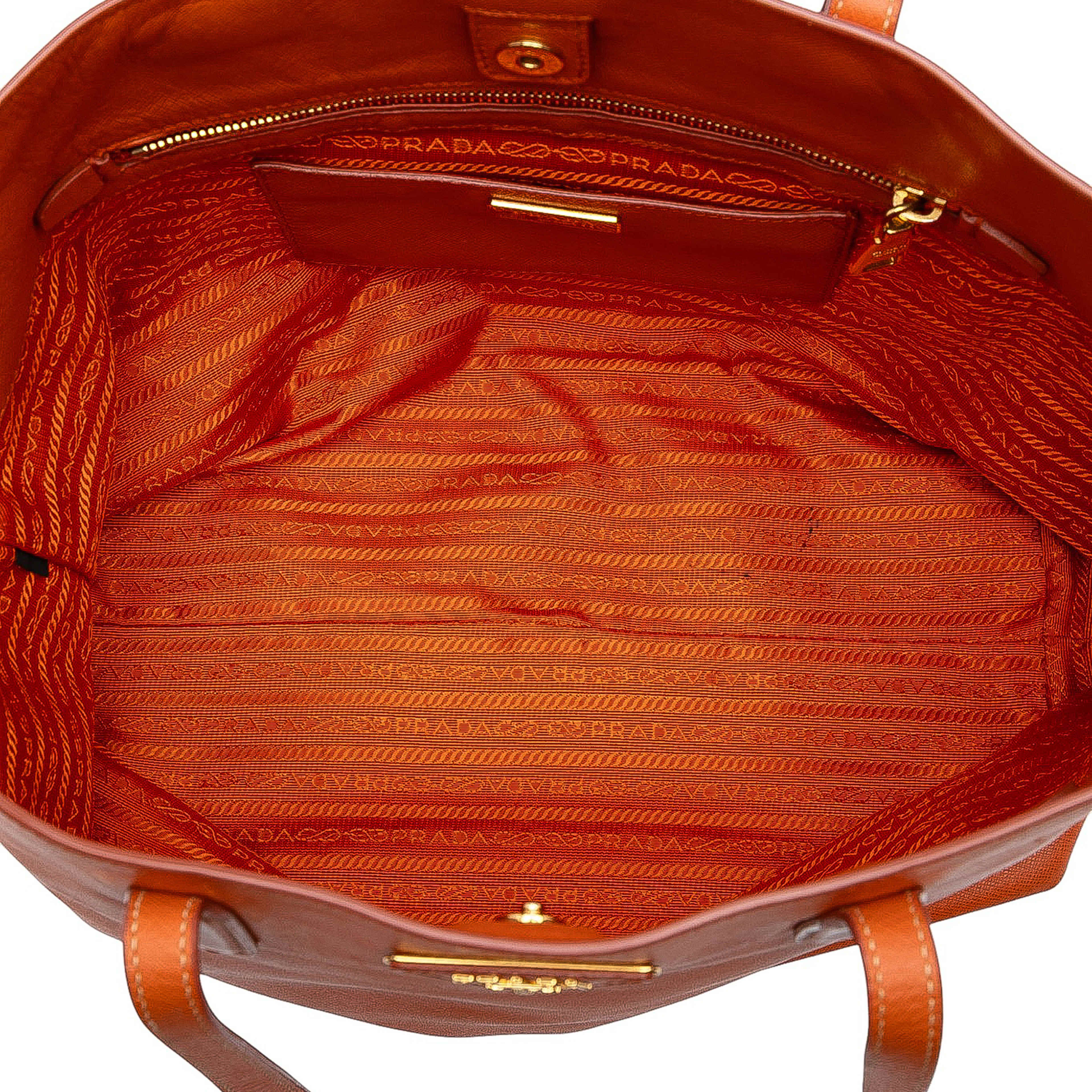 Prada Saffiano Open Convertible Tote, från Luxclusif, i färgen orange. Klicka för att öppna bilden i stort format