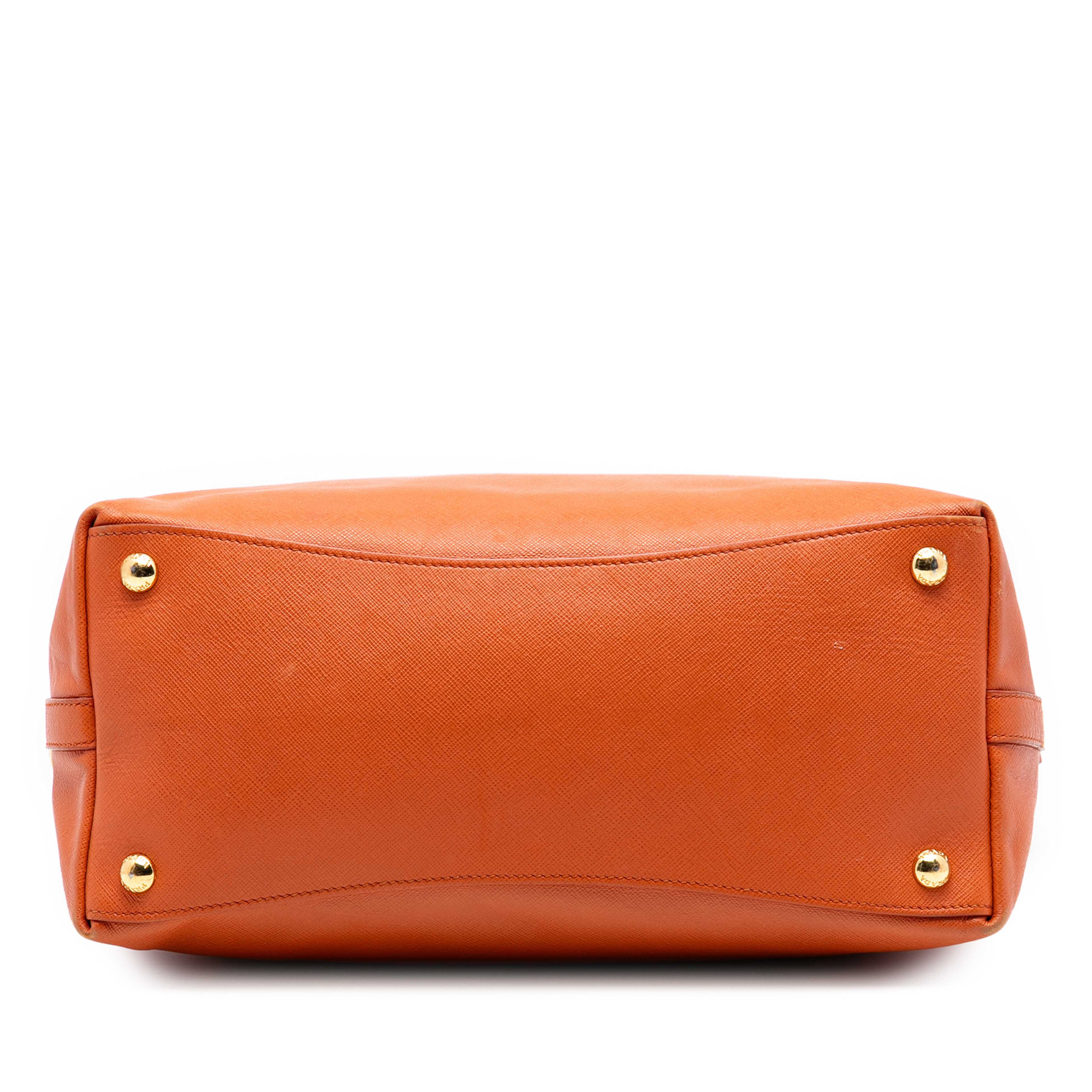 Prada Saffiano Open Convertible Tote, från Luxclusif, i färgen orange. Klicka för att öppna bilden i stort format