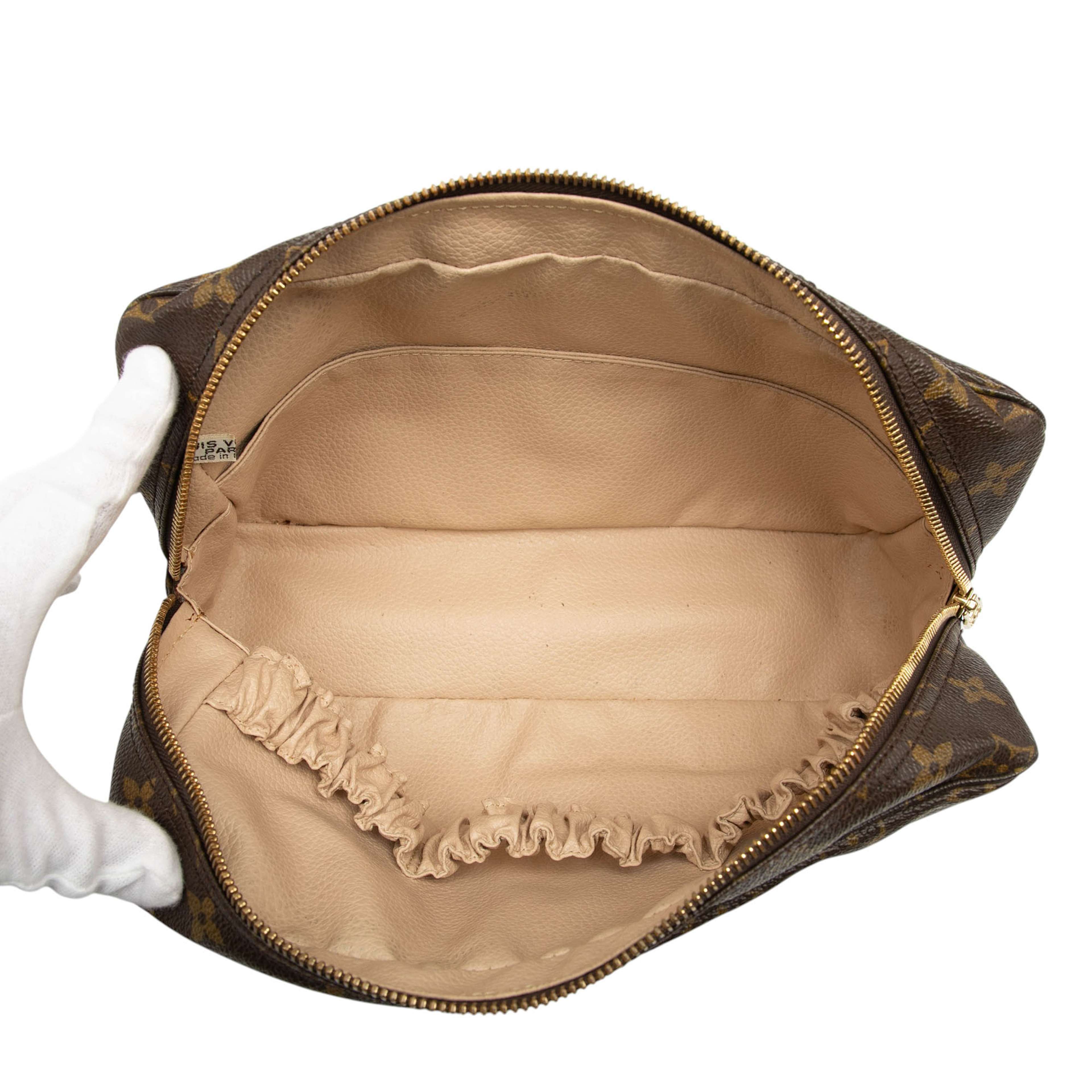 Louis Vuitton Monogram Trousse Toilette 28, från Luxclusif, i färgen brown. Klicka för att öppna bilden i stort format