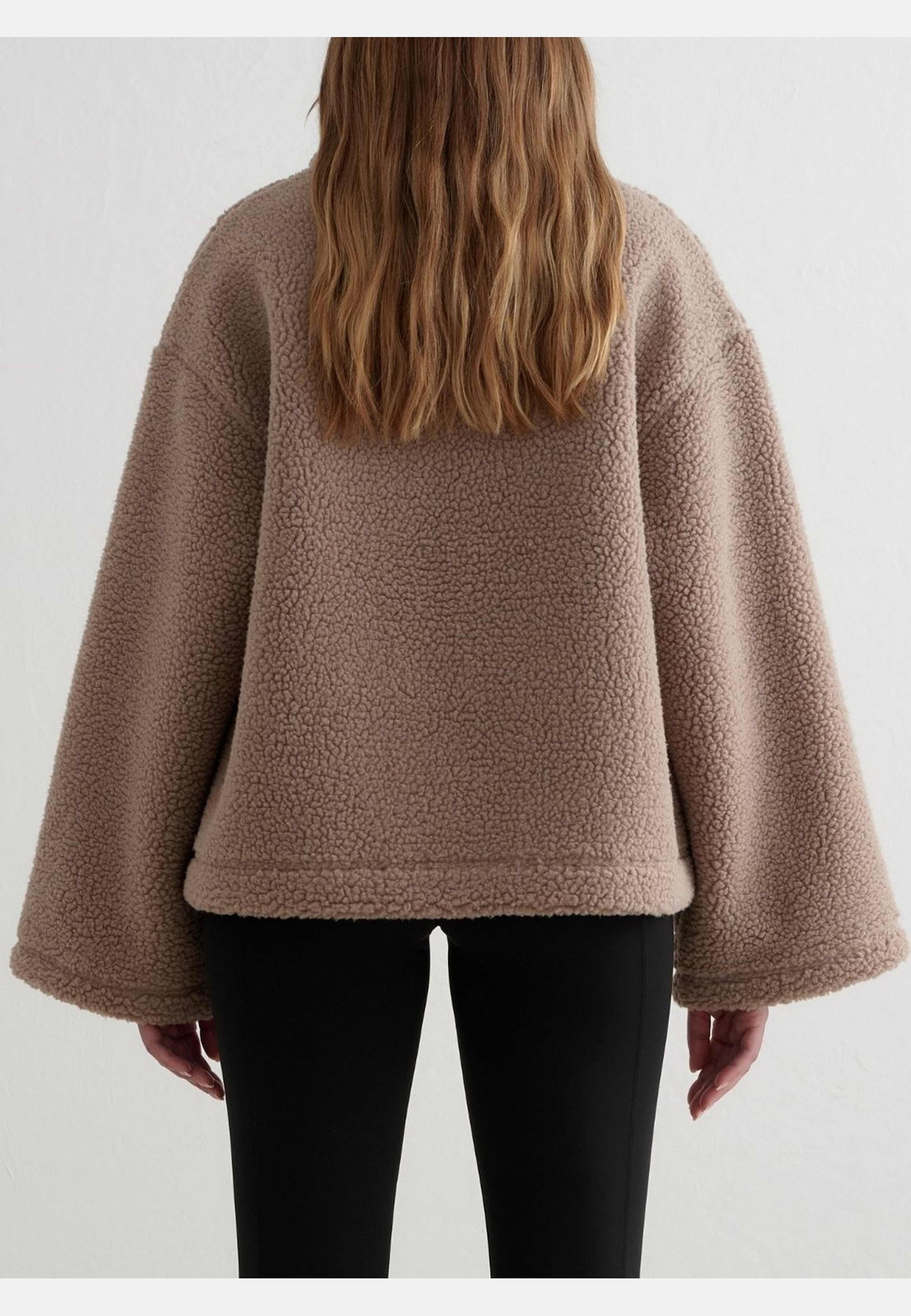 Pile Anorak, från aim'n, i färgen dark clay. Klicka för att öppna bilden i stort format