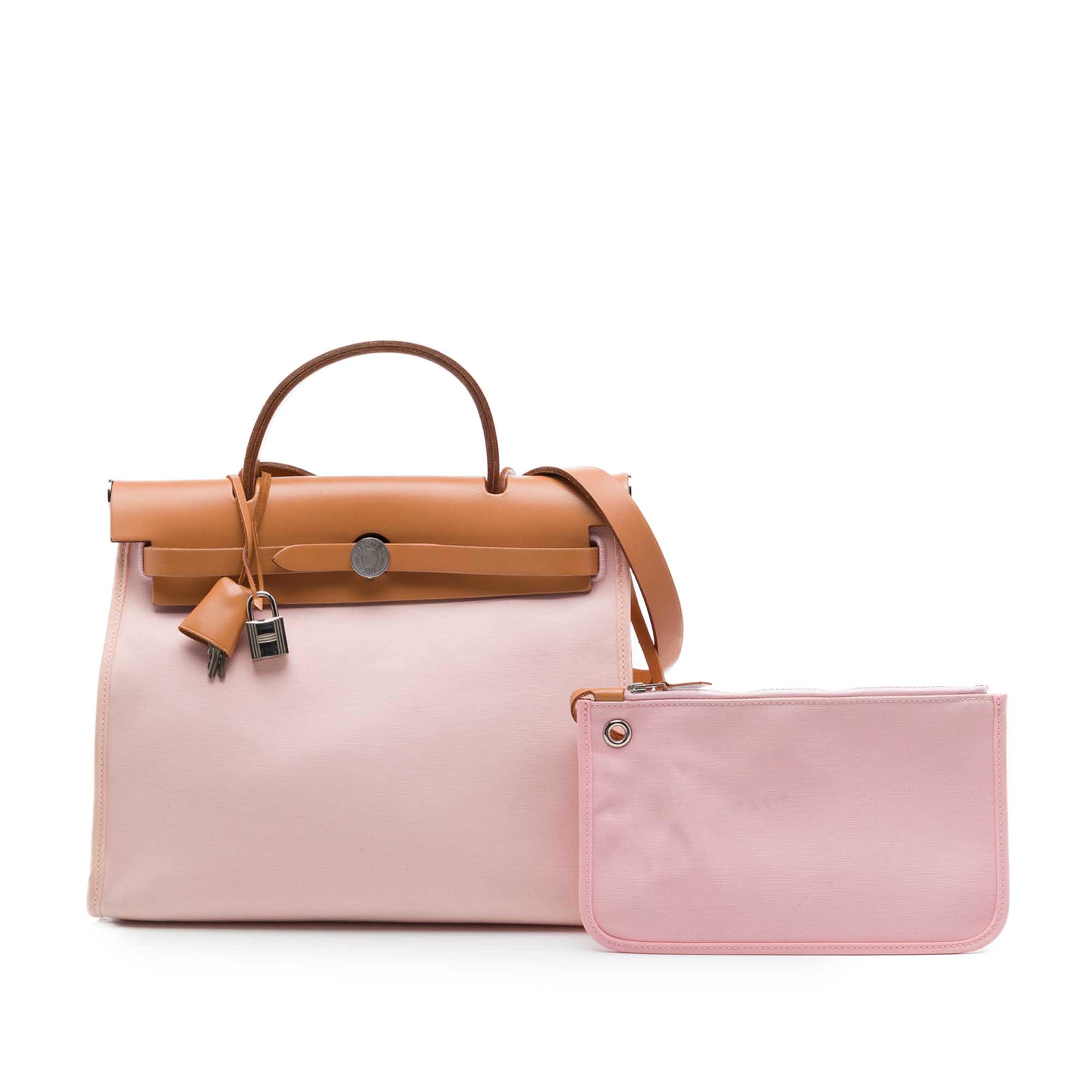 Hermès Toile Herbag Zip 31, från Luxclusif, i färgen rosa. Klicka för att öppna bilden i stort format