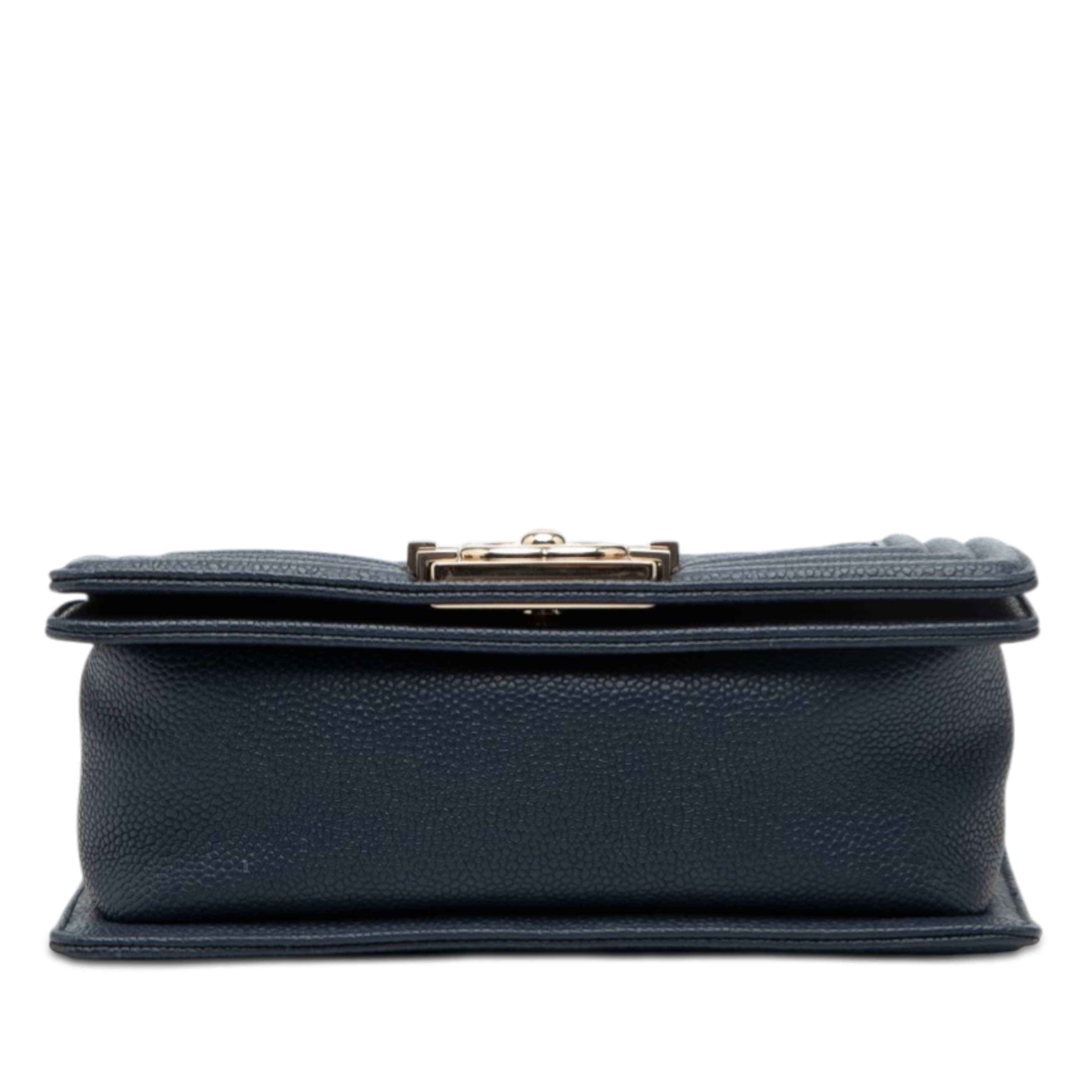 Chanel Small Quilted Caviar Boy Flap, från Luxclusif, i färgen navy. Klicka för att öppna bilden i stort format