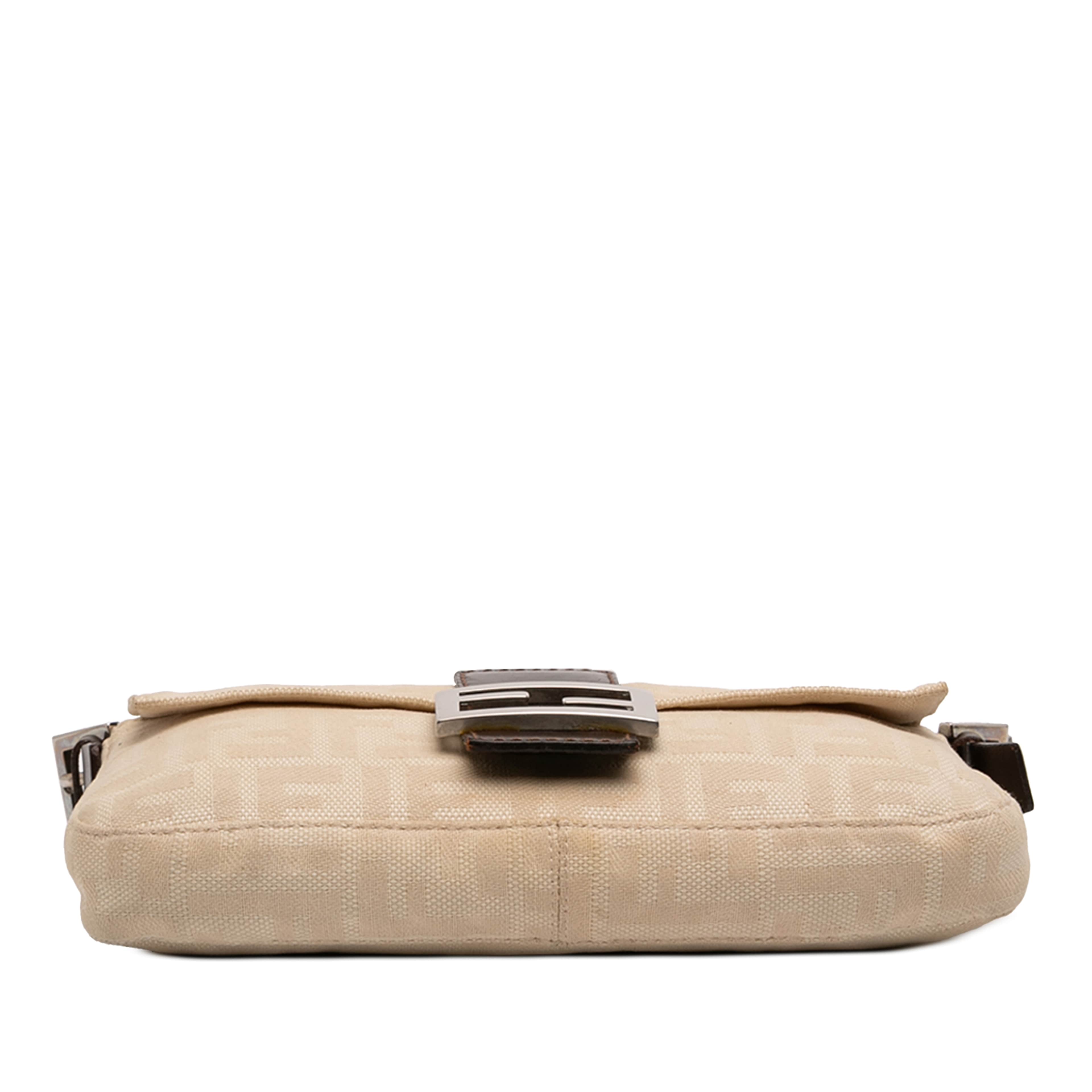 Fendi Zucca Canvas Baguette, från Luxclusif, i färgen beige. Klicka för att öppna bilden i stort format
