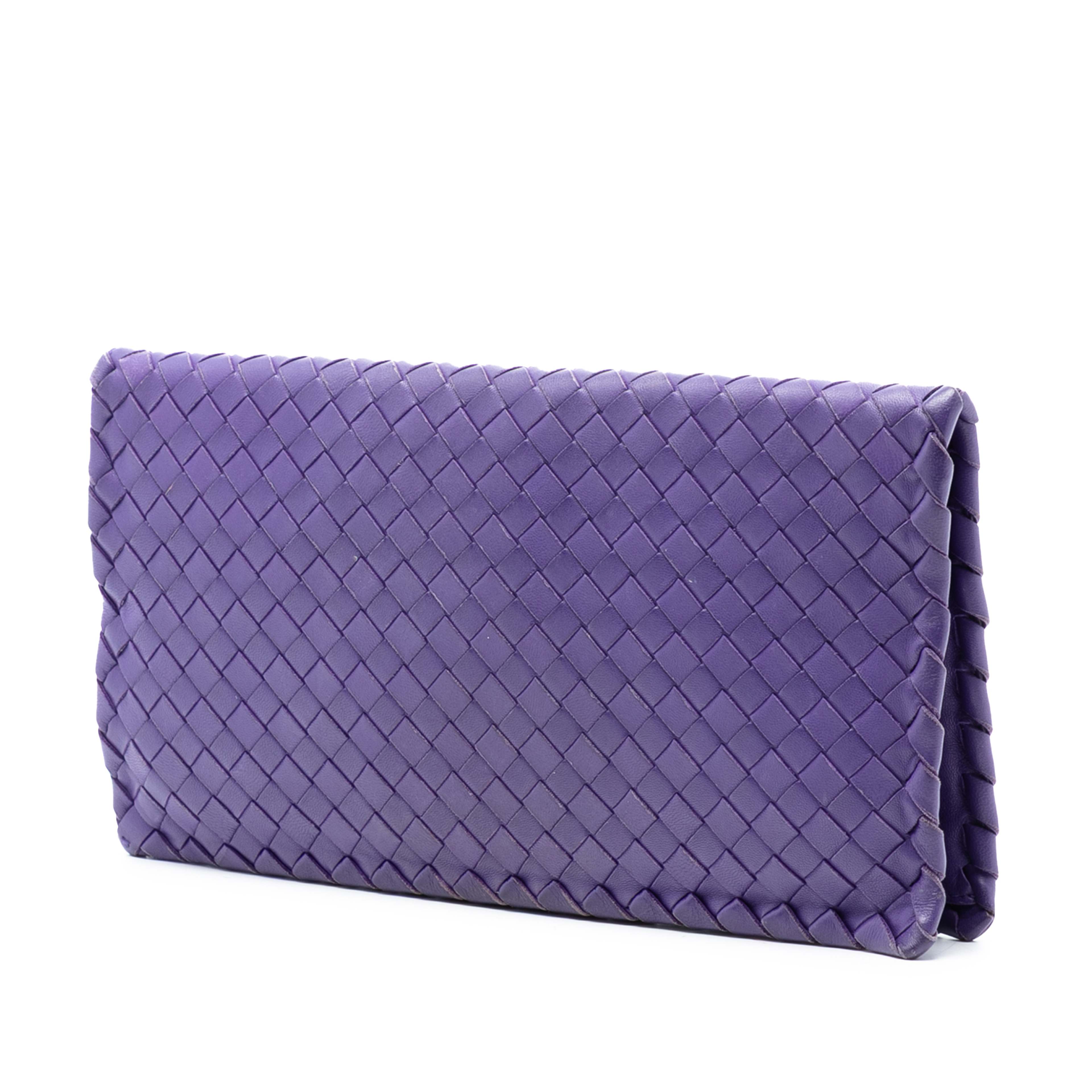 Bottega Veneta Nappa Intrecciato Turn Lock Clutch, från Luxclusif, i färgen dark purple. Klicka för att öppna bilden i stort format