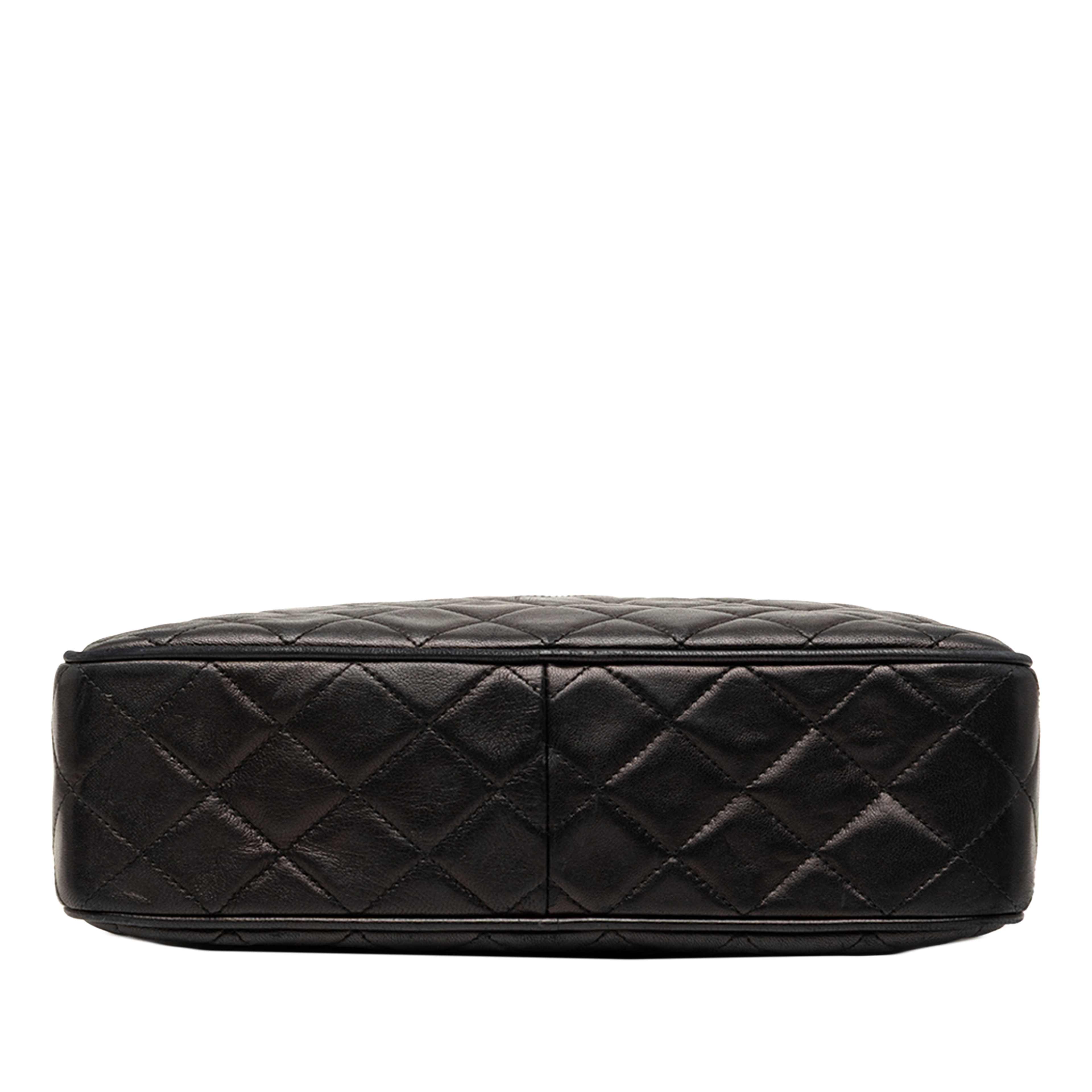 Chanel Medium Cc Quilted Lambskin Tassel Camera Bag, från Luxclusif, i färgen black. Klicka för att öppna bilden i stort format