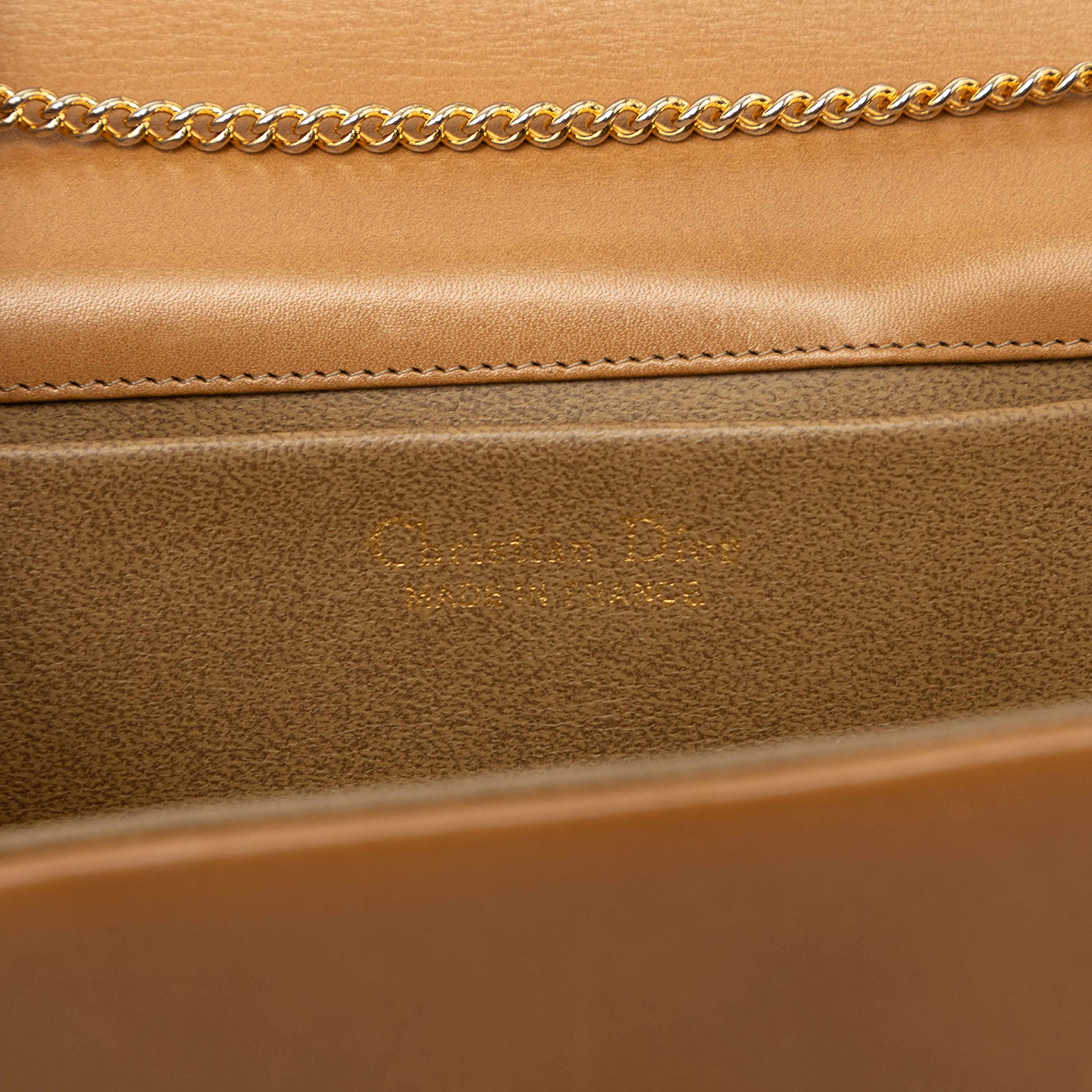 Dior Leather Chain Crossbody, från Luxclusif, i färgen brun. Klicka för att öppna bilden i stort format
